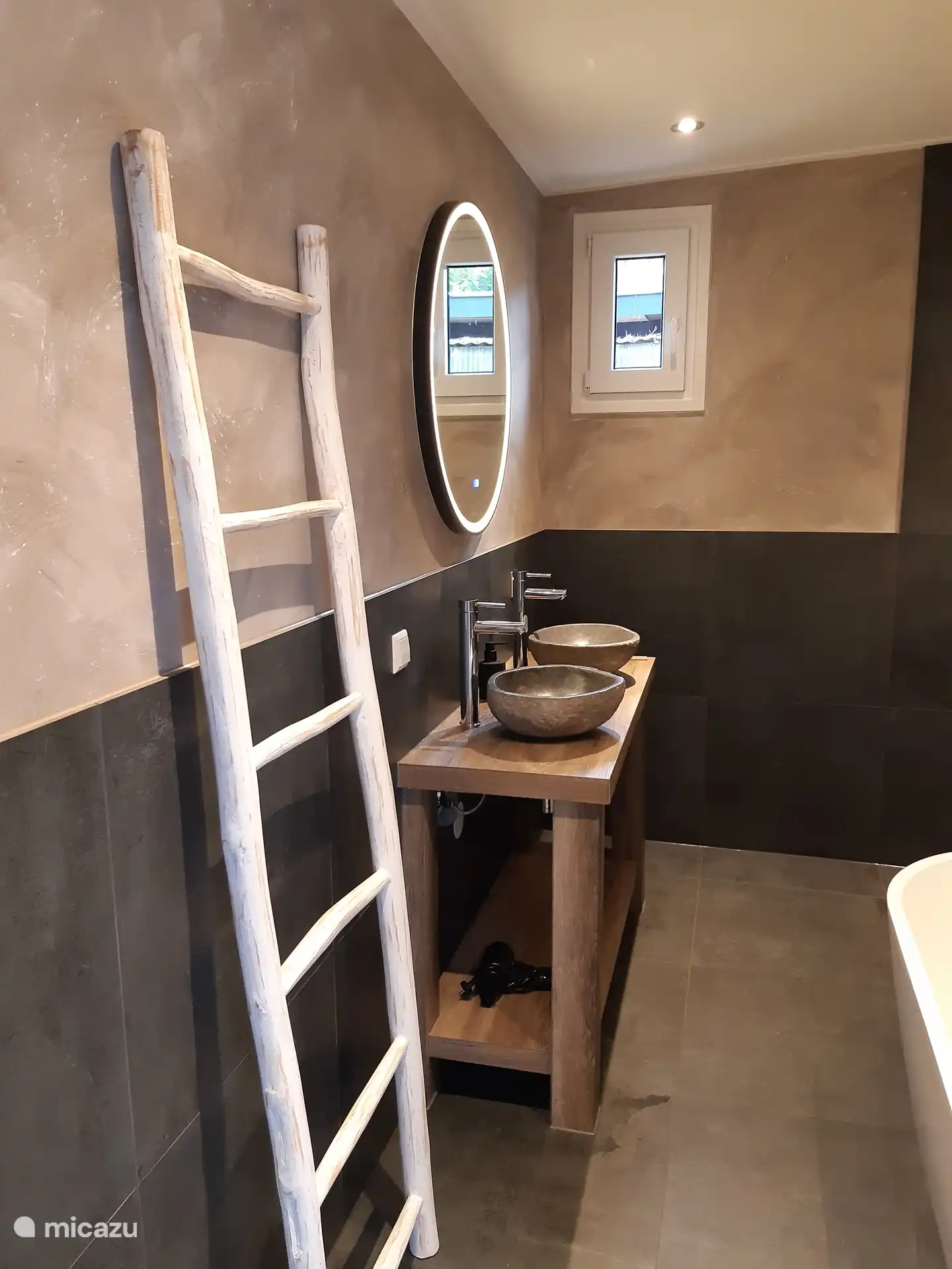 Hele ruimte badkamer.