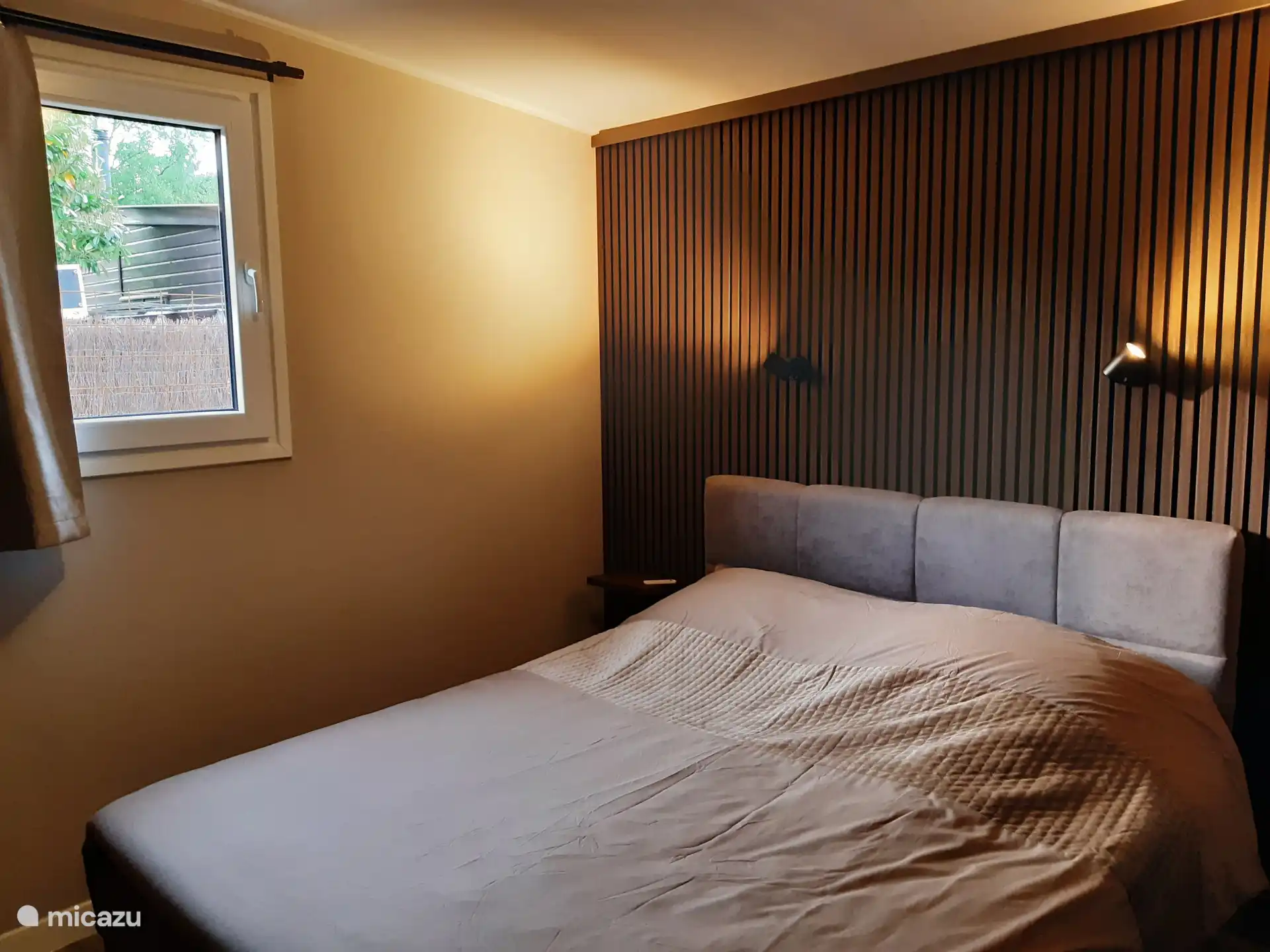 Ook aan leeslampjes boven het bed is gedacht. 