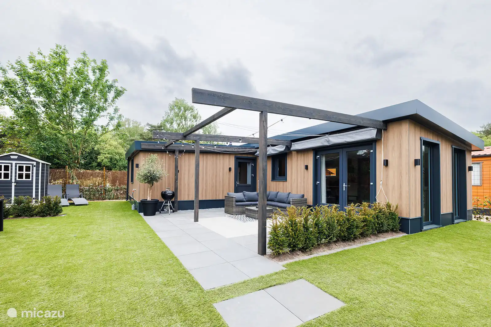 Splinter nieuw vakantiehuis met groot terras en volledig omheinde tuin (alles 180 cm hoog)