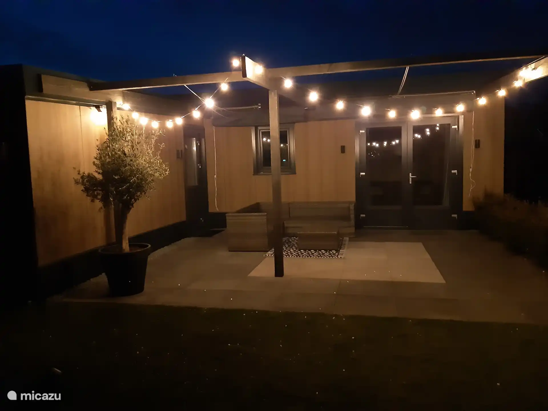 's avonds biedt de tuin veel gezelligheid. Naast deze sfeerverlichting zijn er ook nog wandlampjes