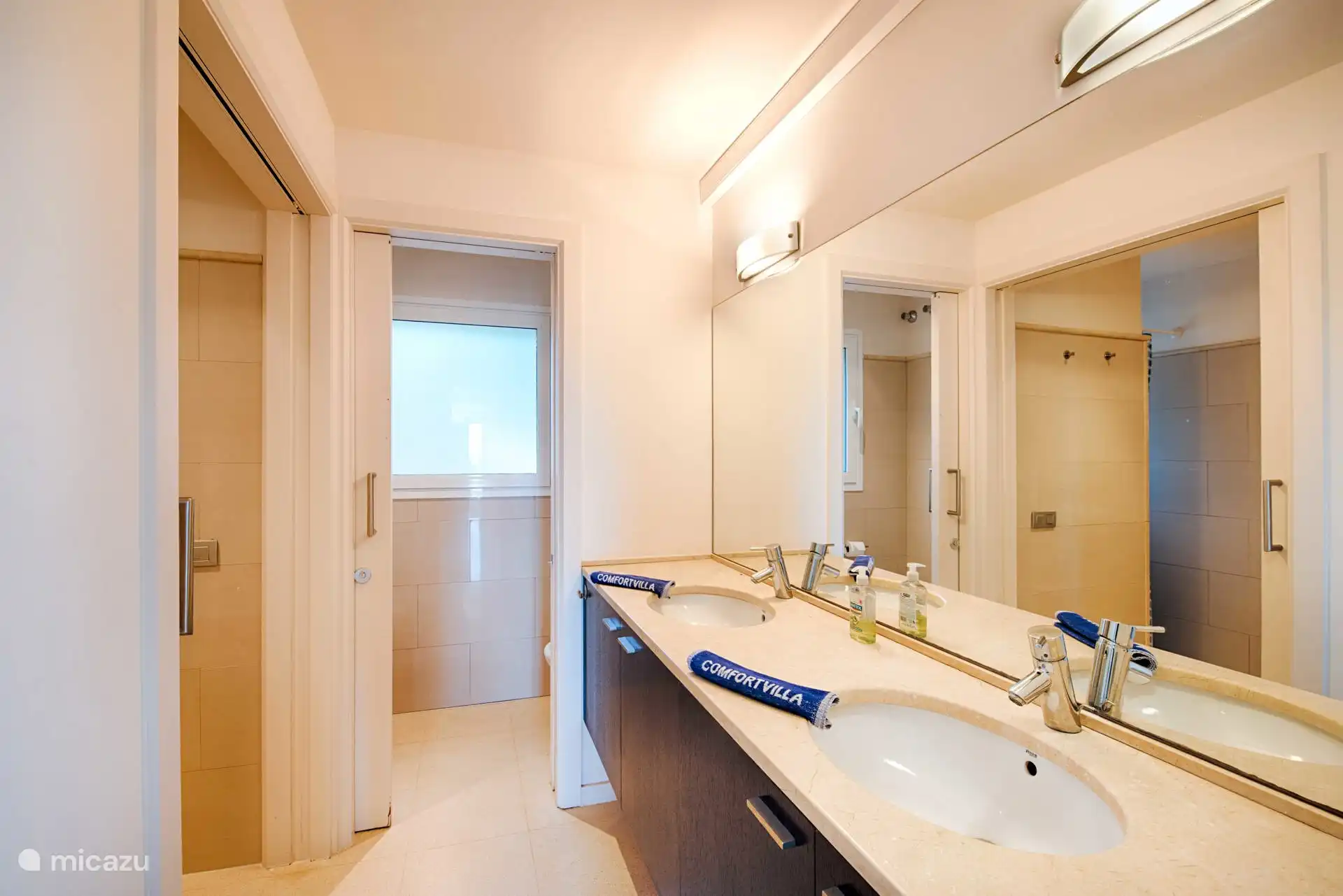 Baño con bañera y ducha