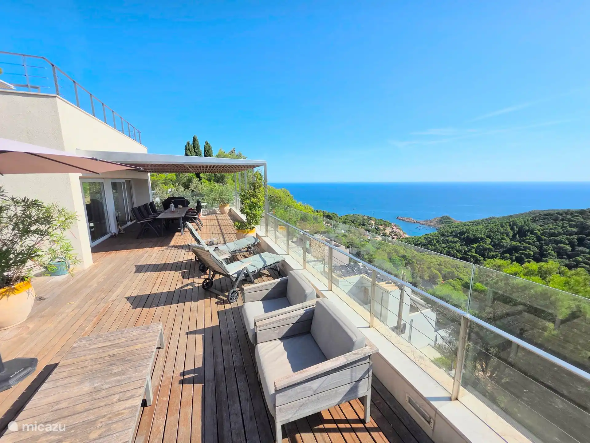 Gran terraza con barbacoa y salón
