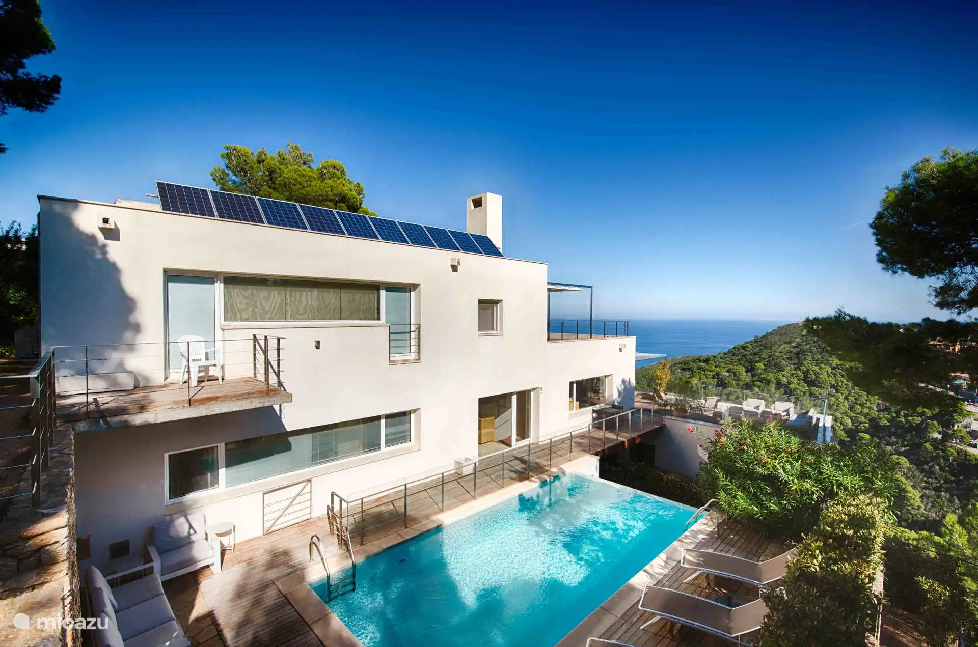 Casa Mónica con piscina y vistas al mar