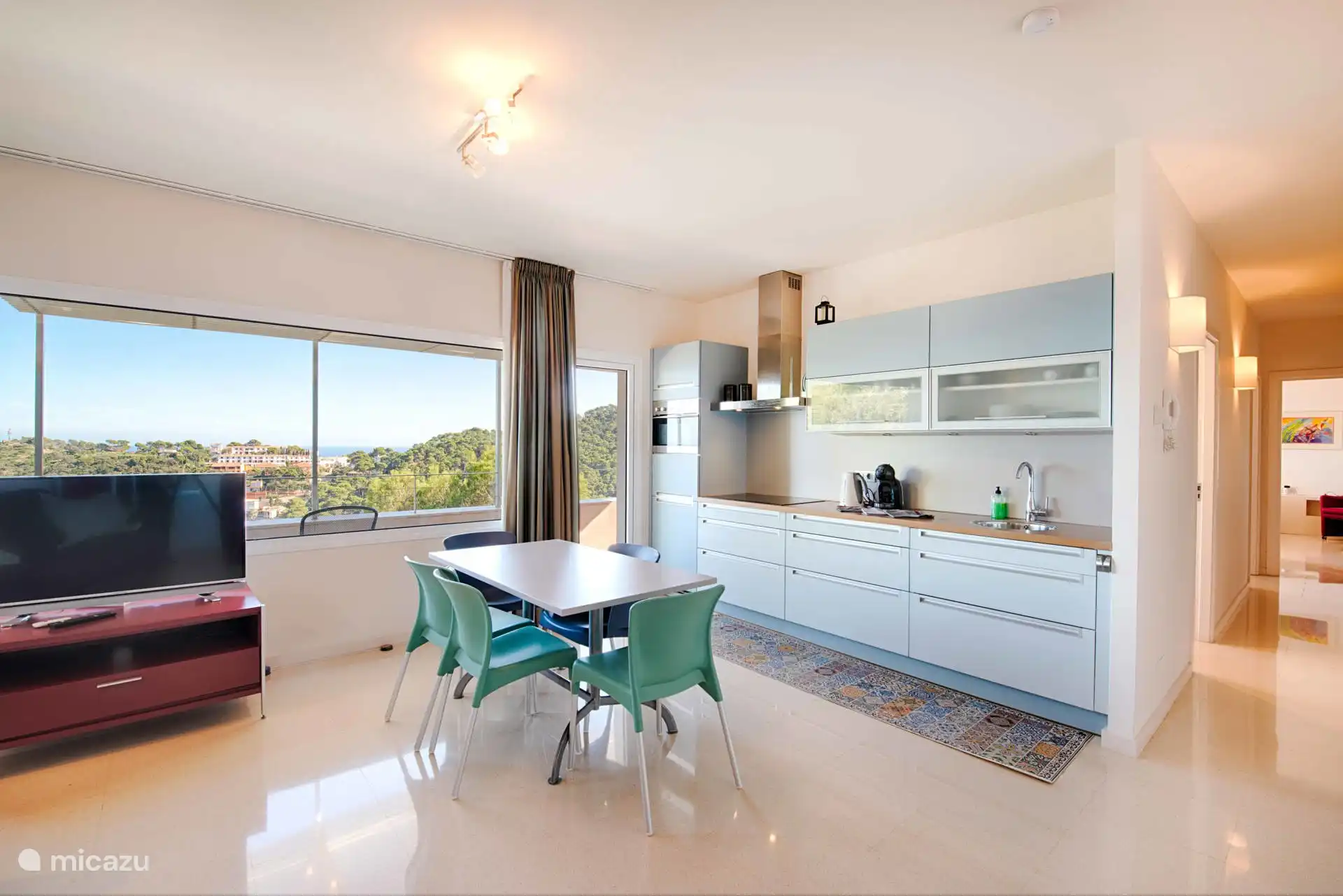 Salón con apartamento con cocina