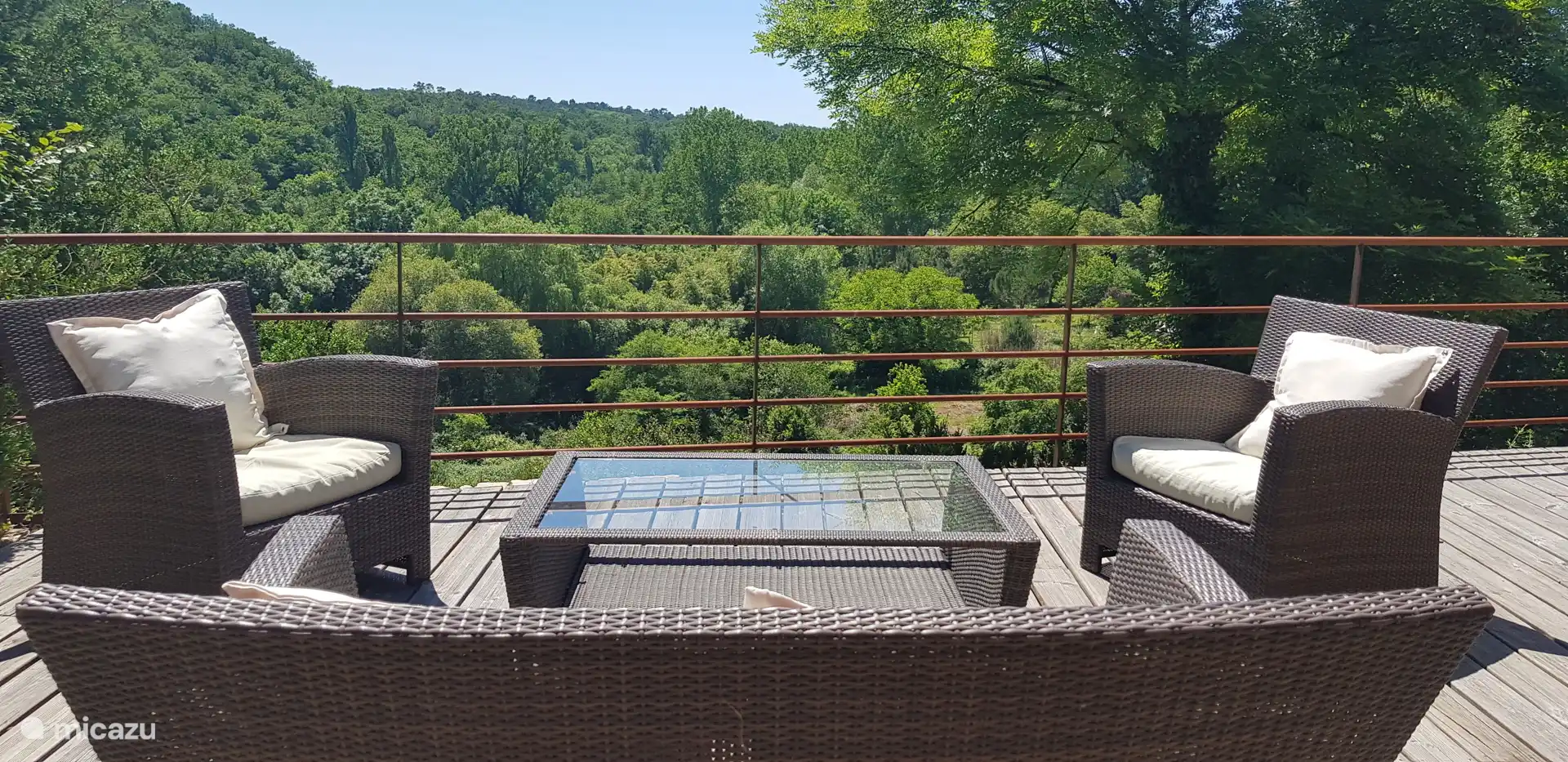 Terraza delante de la casa