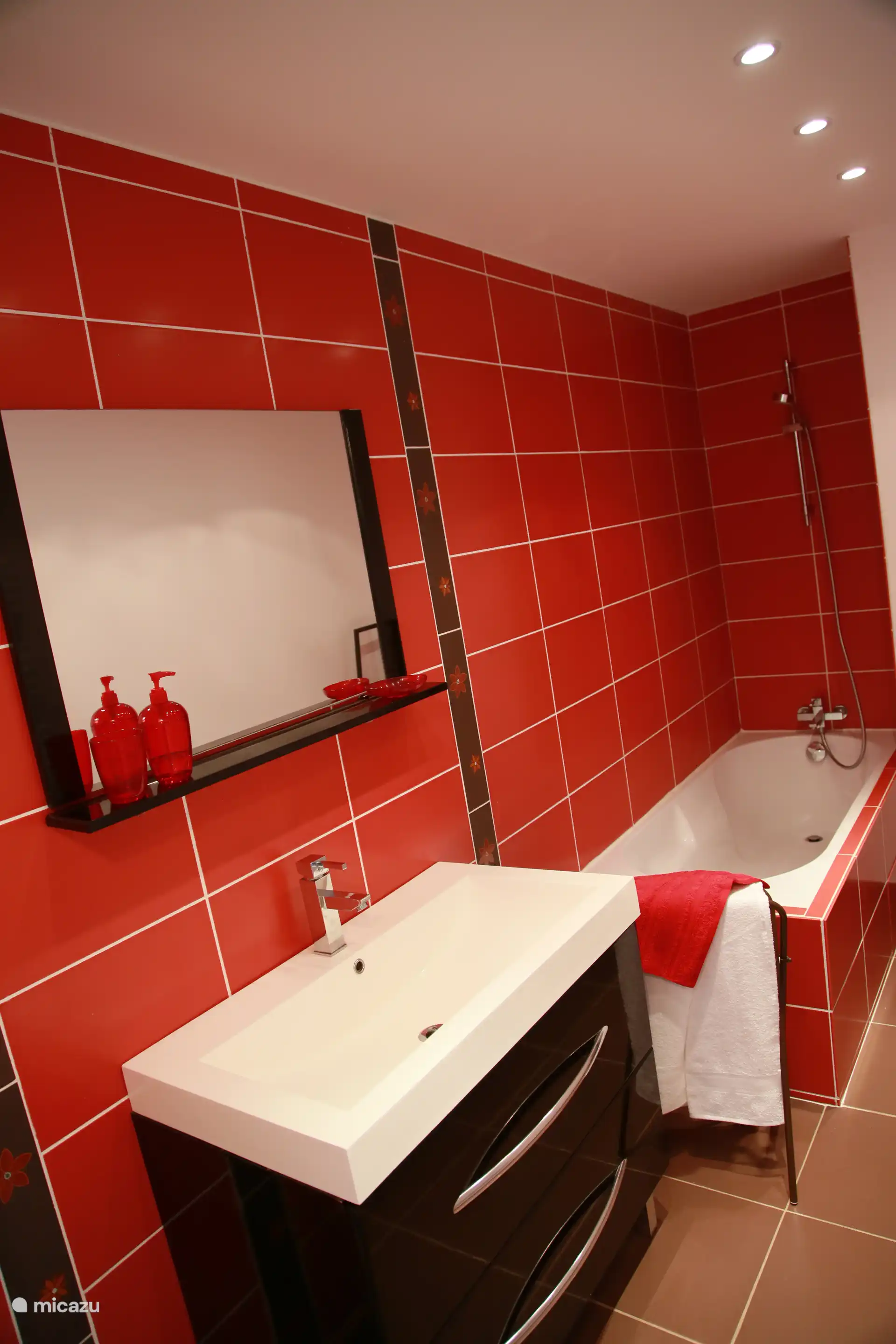Baño grande con lavabo