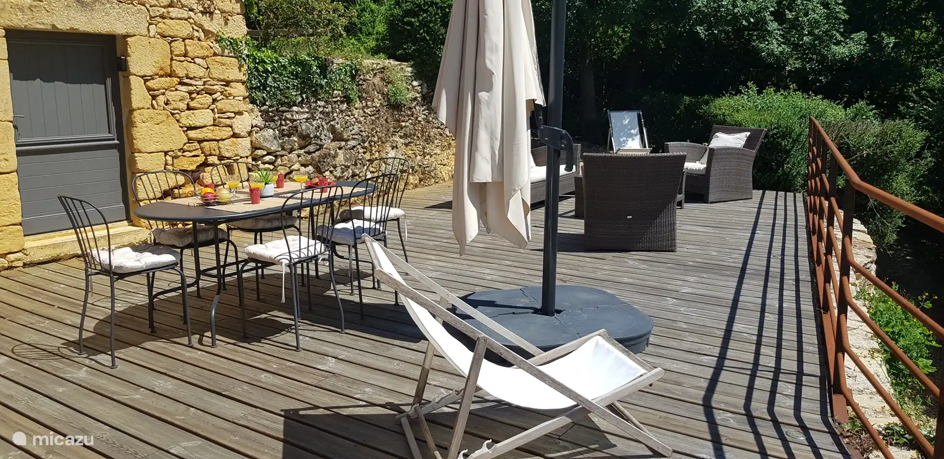 Terraza con salón de descanso