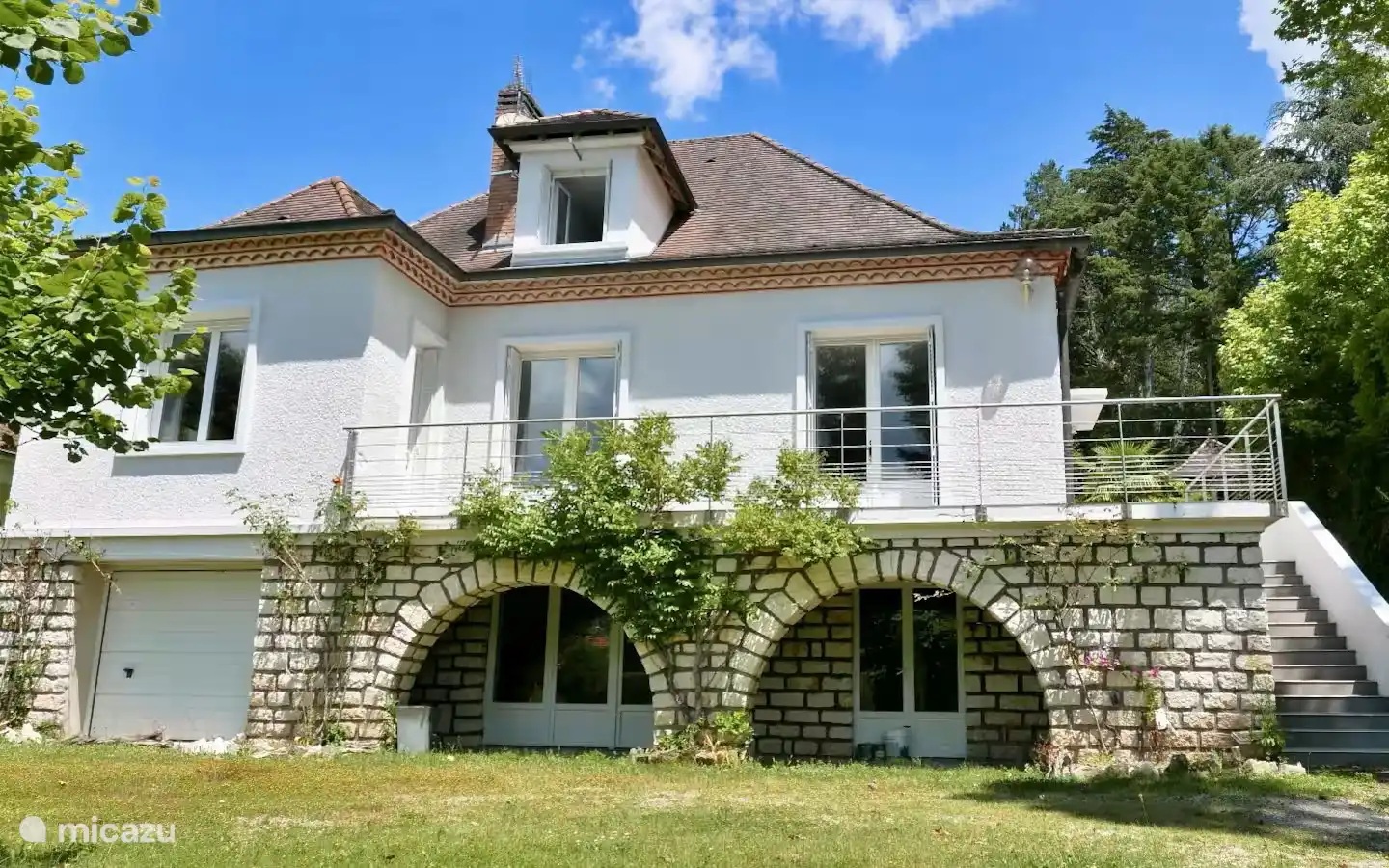 Terraza alrededor de la casa