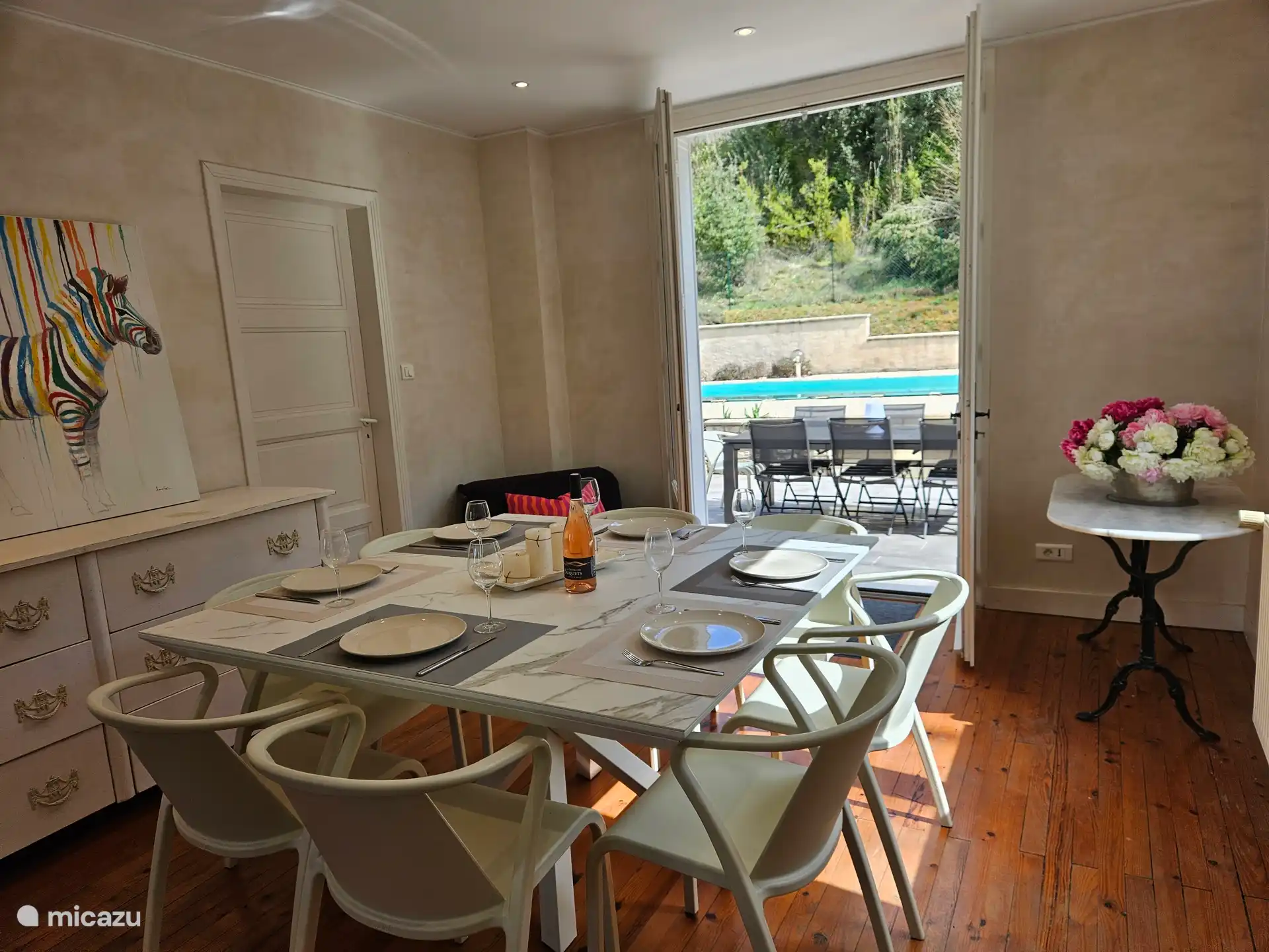 El comedor con puertas de patio que dan a la terraza