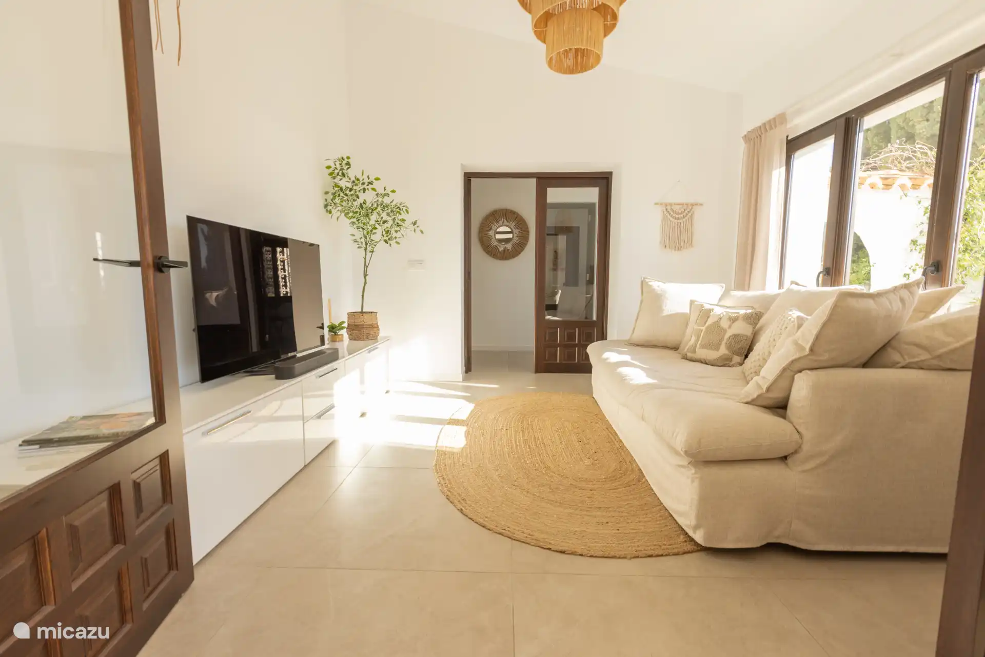 Détends-toi sur le canapé. 