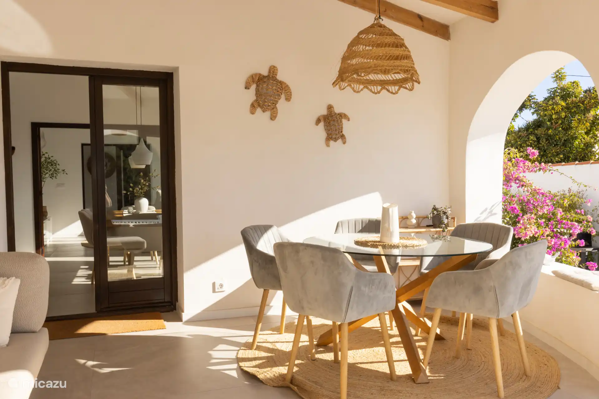 Table à manger sur la terrasse. 