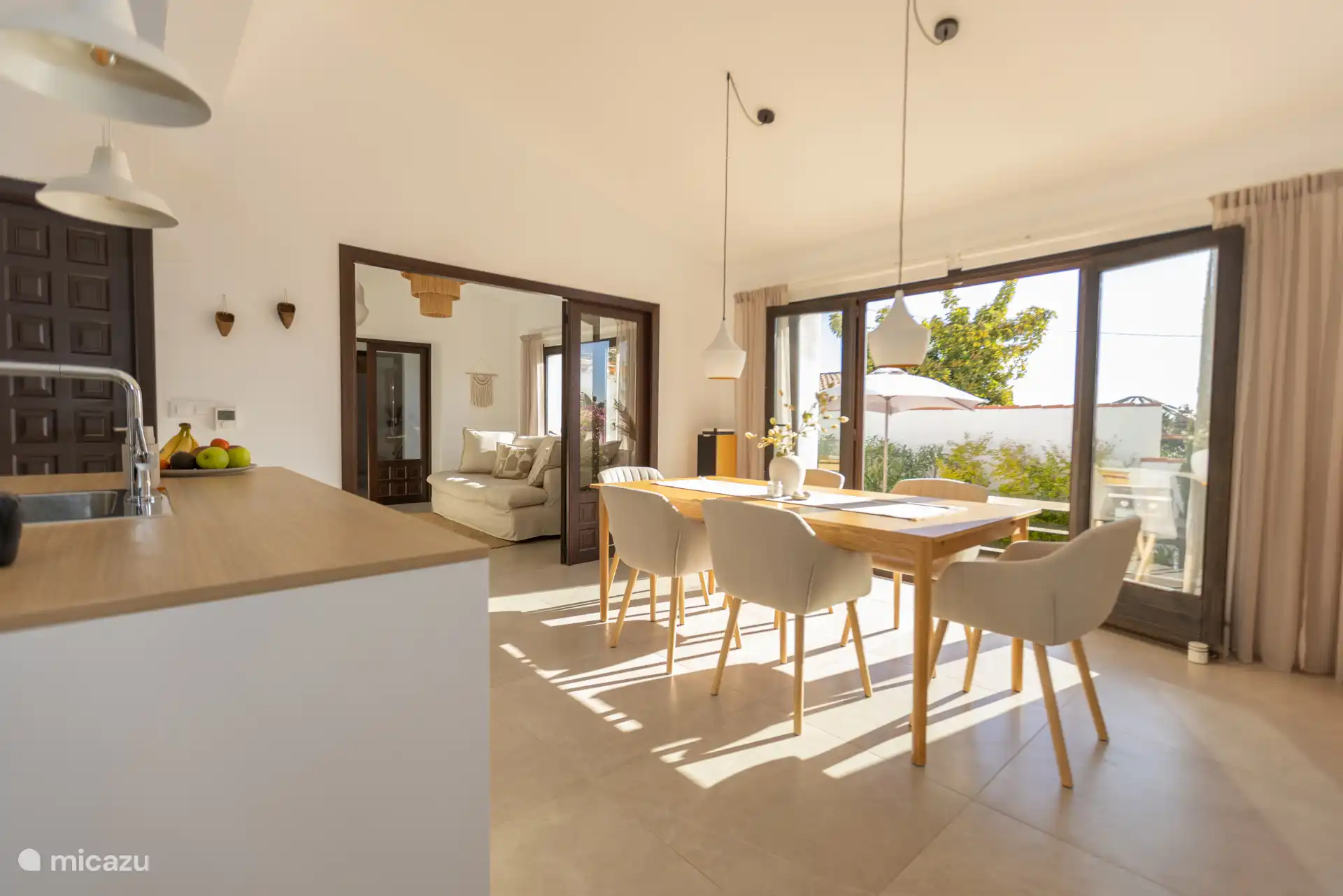 Cuisine avec table à manger.