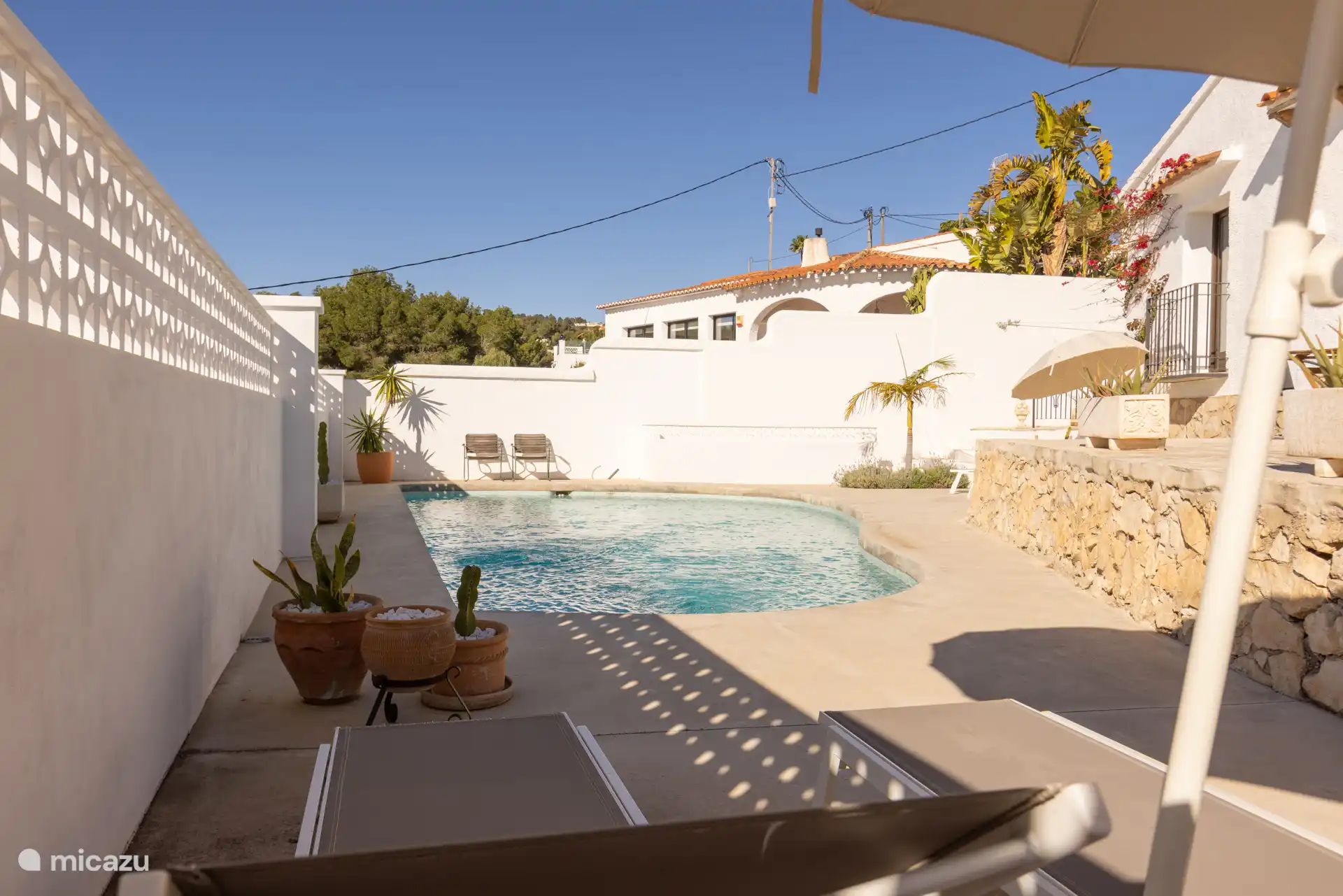 Faites un plongeon dans la piscine d’eau salée rafraîchissante. 