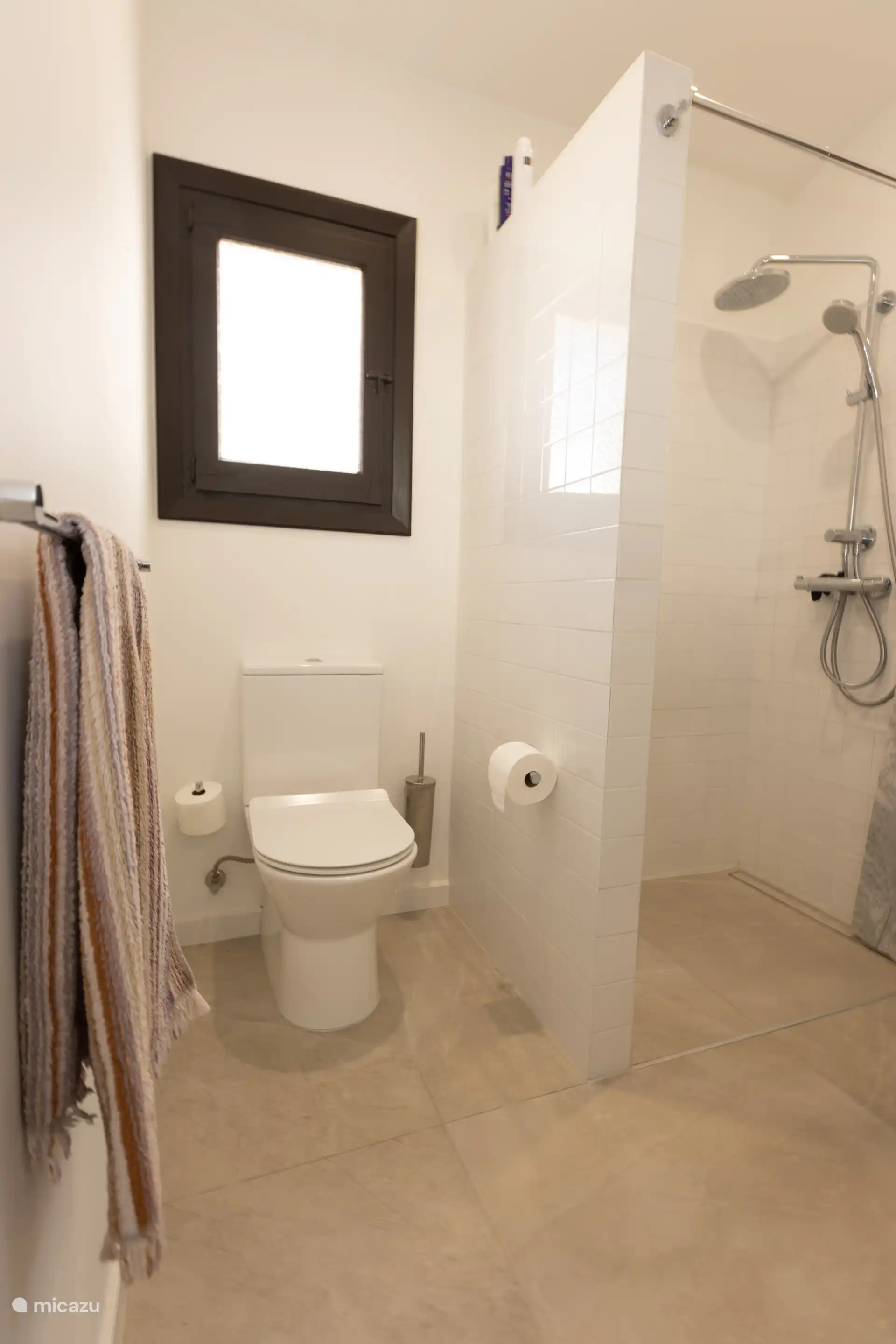 Salle de bain avec toilettes. 