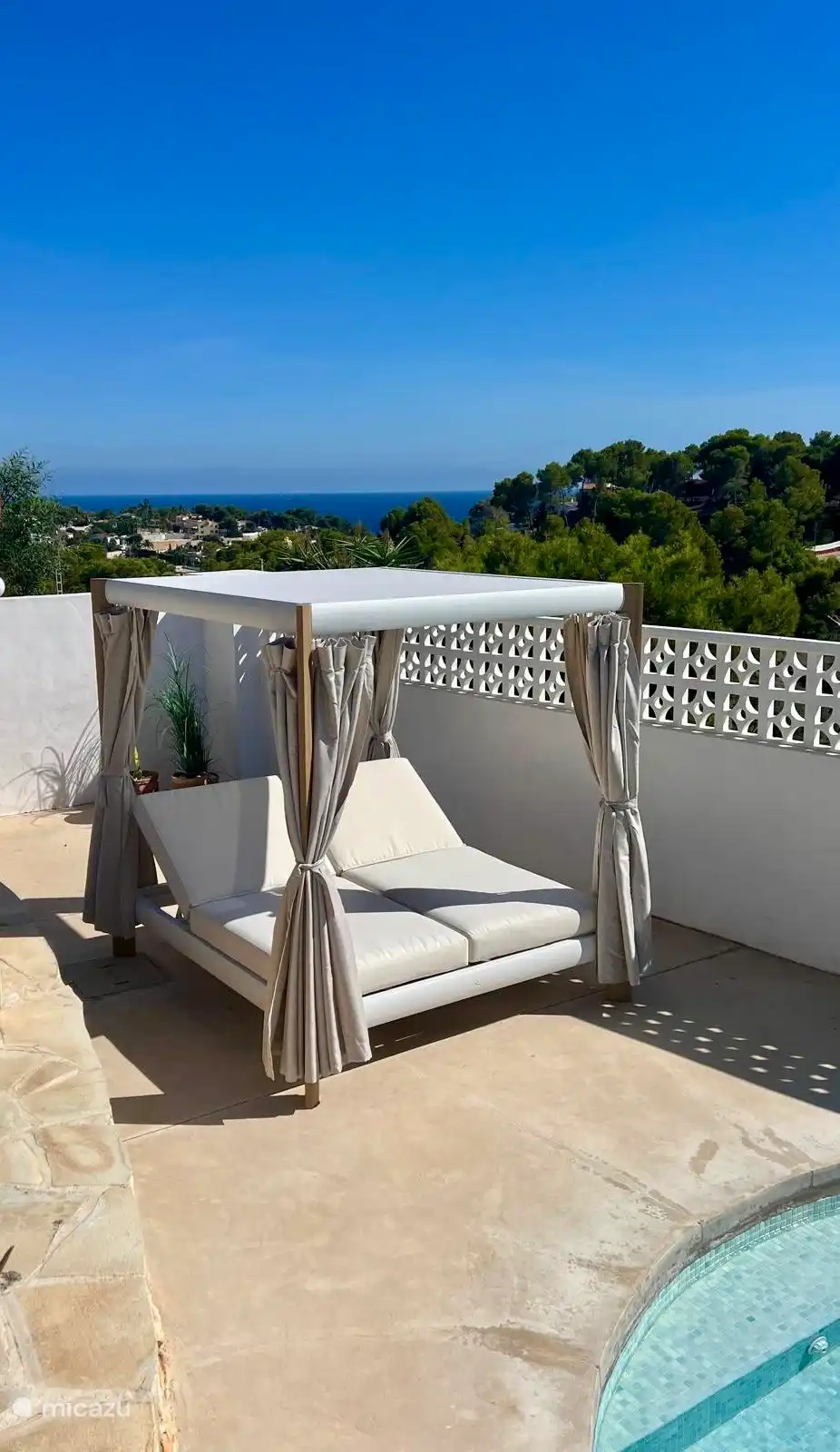 Daybed bij zwembad