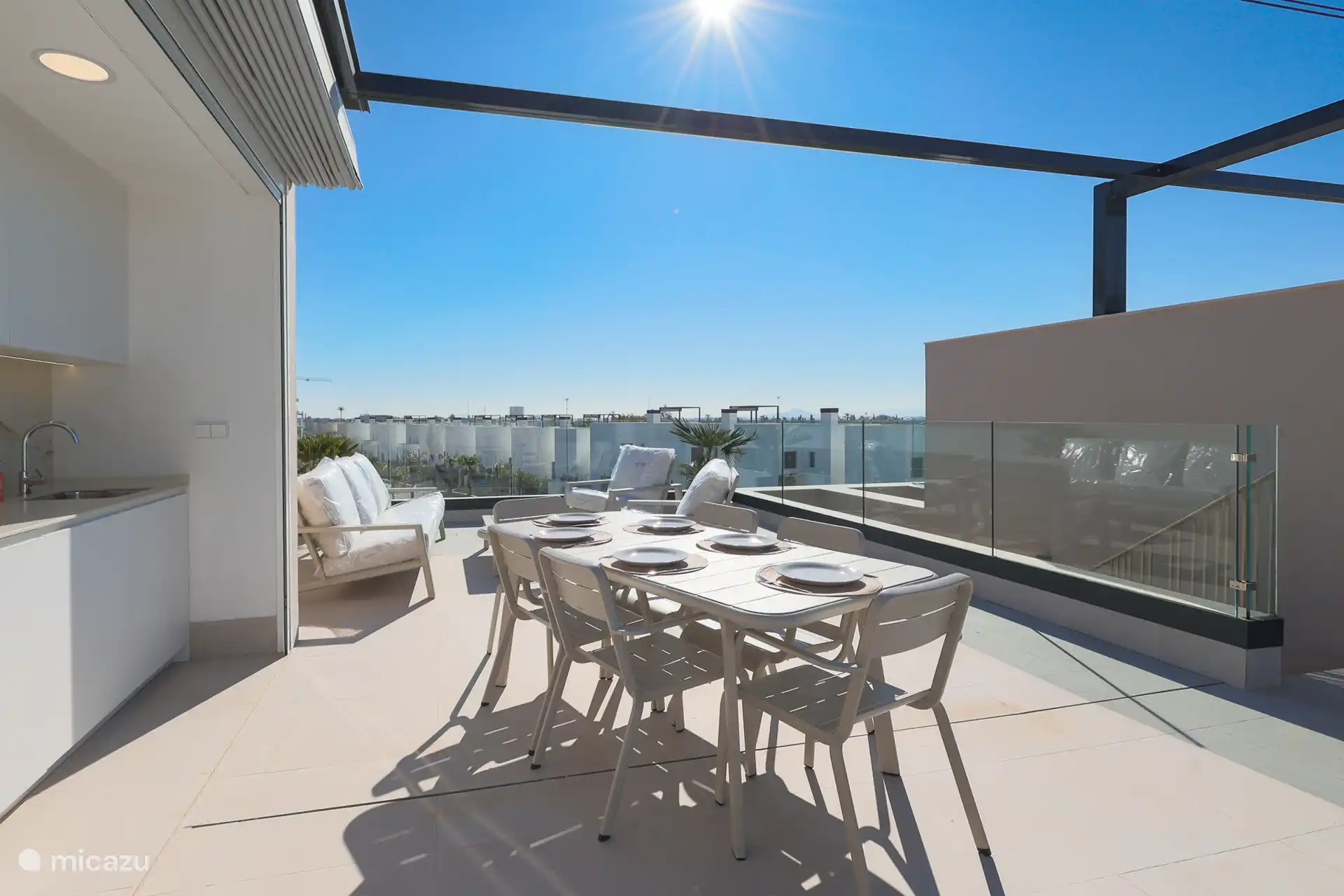 Dakterras met buitenkeuken, ligzetels,  parasol, eettafel en stoelen, pergola, lounge