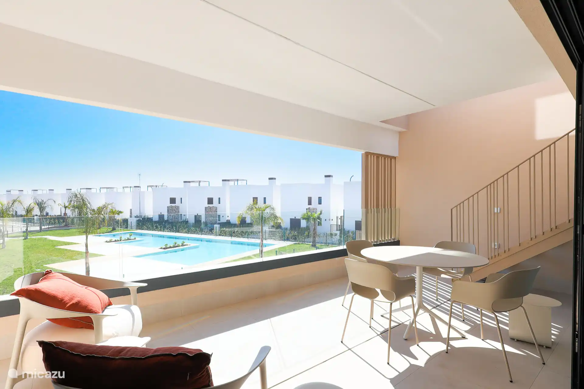 Overdekt terras met zicht op het zwembad