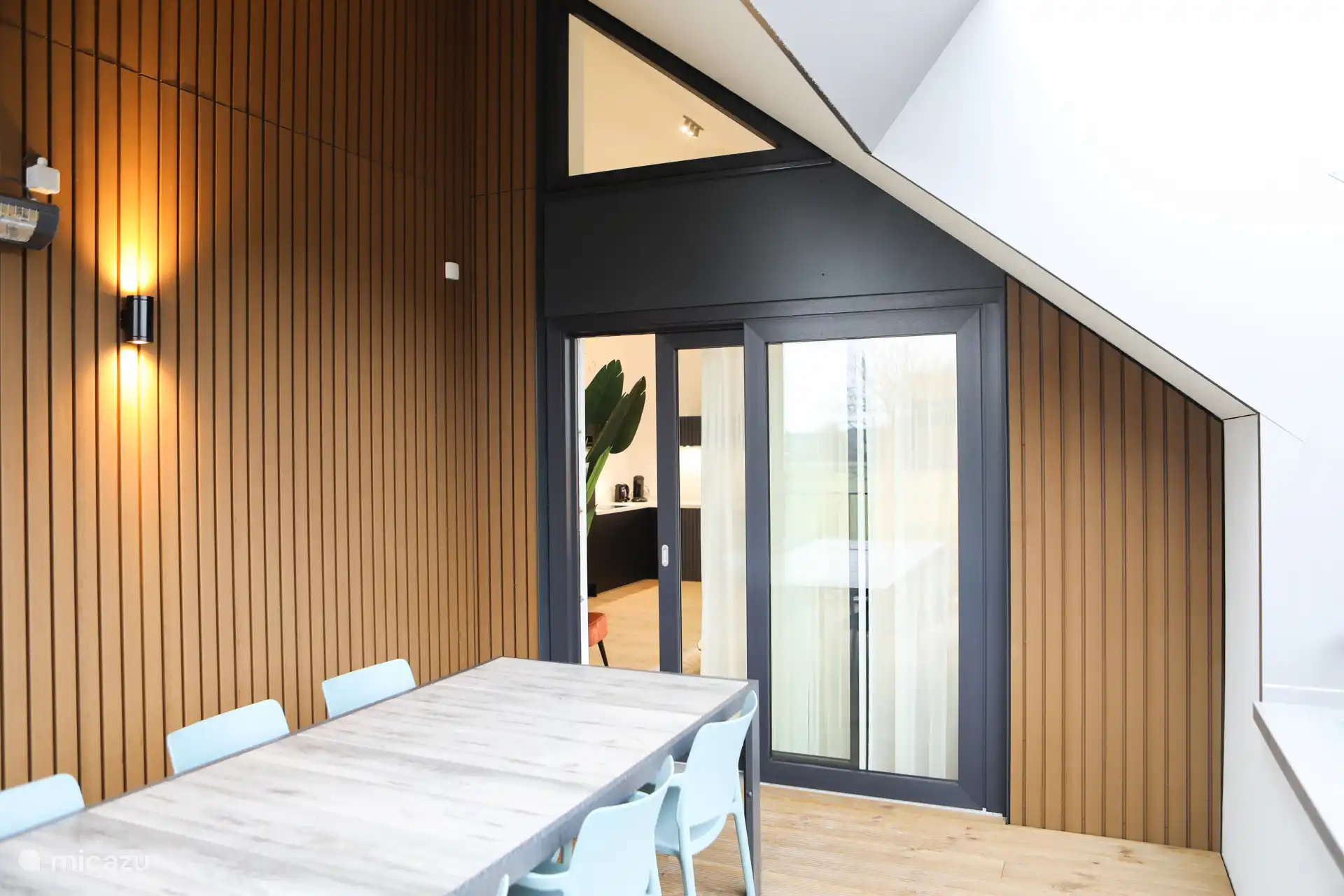 Balcon avec grande table à manger