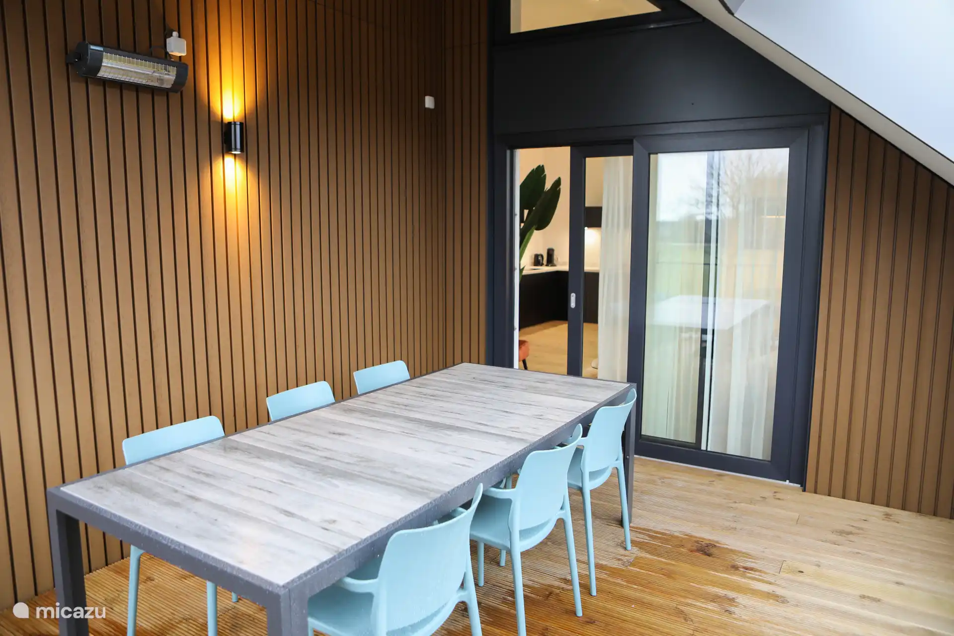 Balcon avec grande table à manger