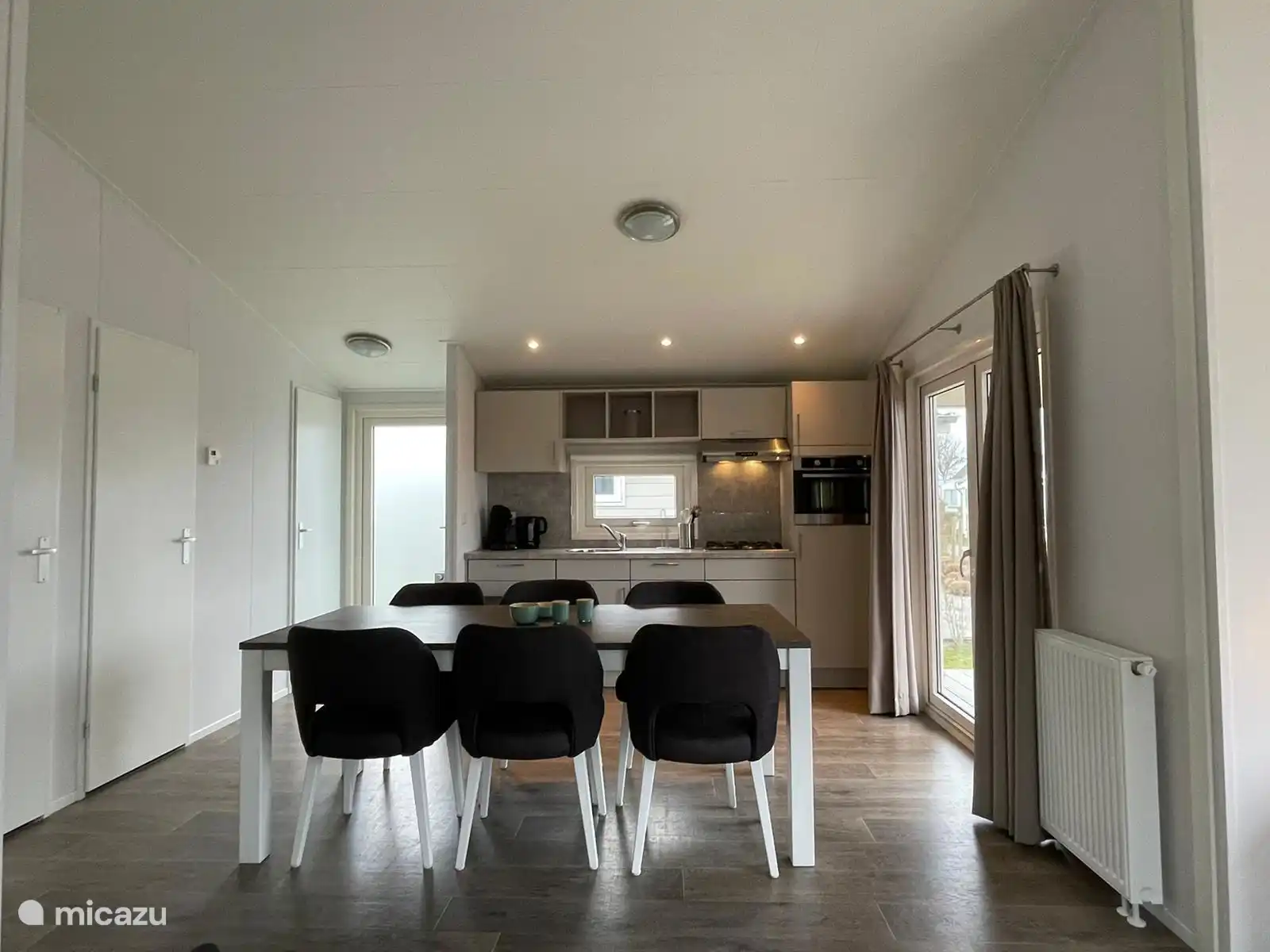 Table à manger et cuisine dans le salon