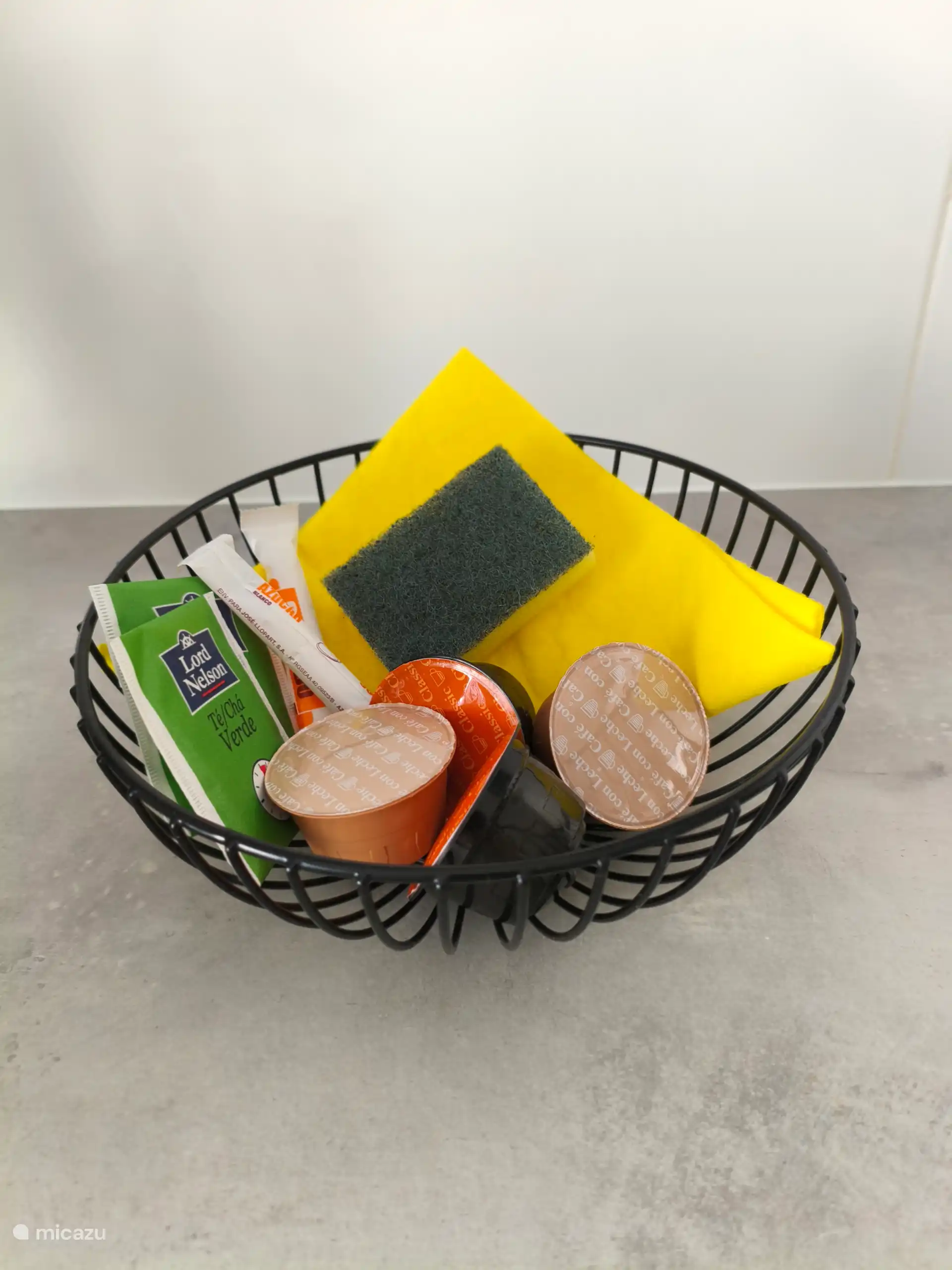 Bei der Ankunft steht immer ein Willkommenspaket bereit, inklusive einer kühlen Wasserflasche im Kühlschrank, um am ersten Tag frisch zu starten.
