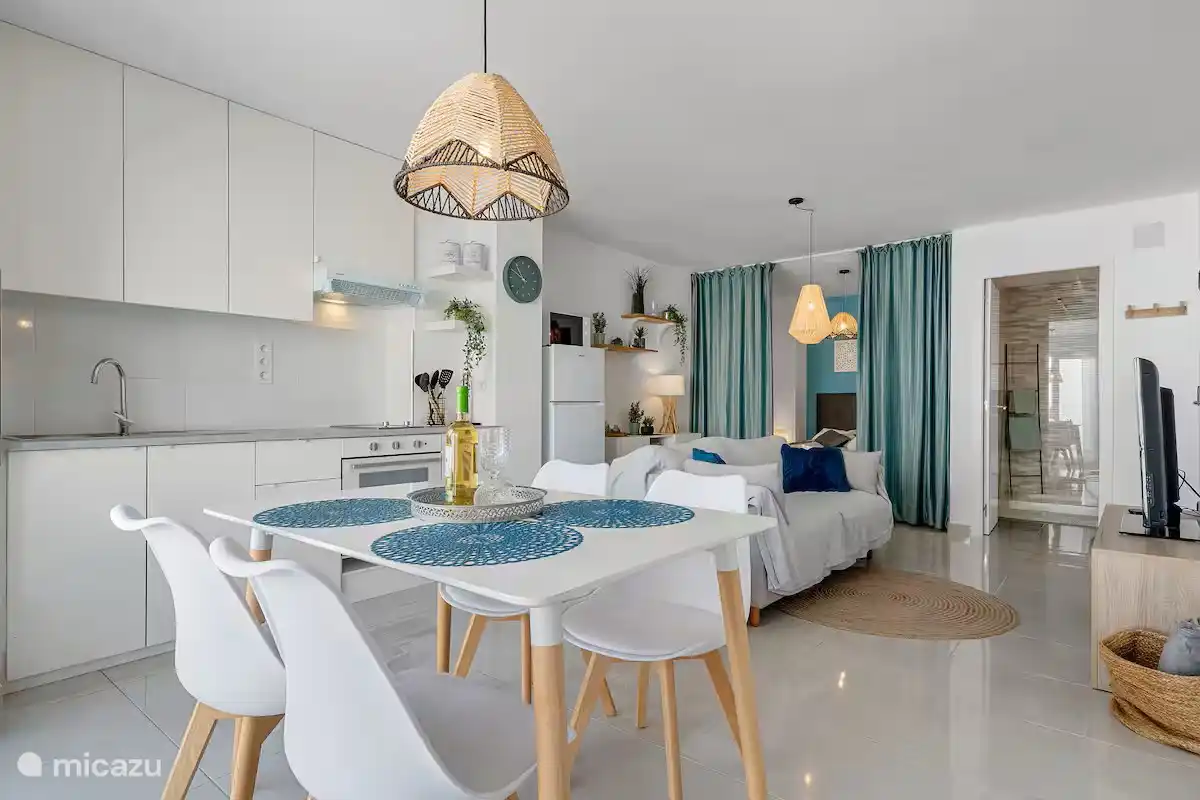 Fijne tafel met stoelen om lekker aan te tafelen