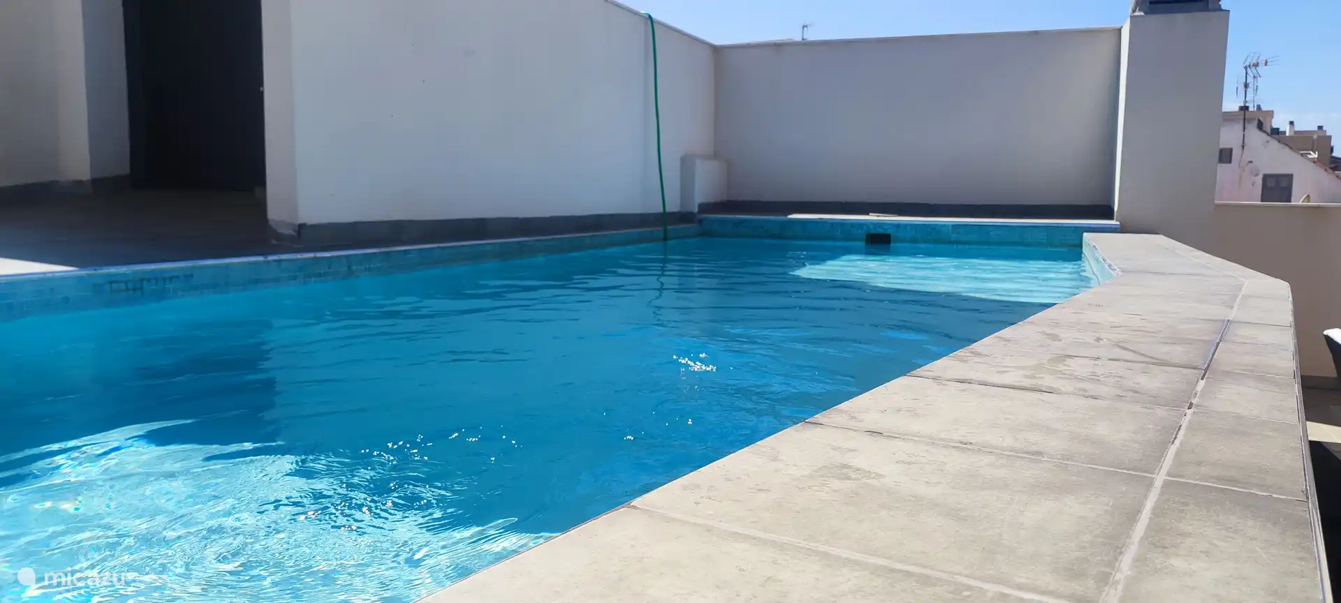 Das Schwimmbad ist frei zugänglich und das ganze Jahr über geöffnet