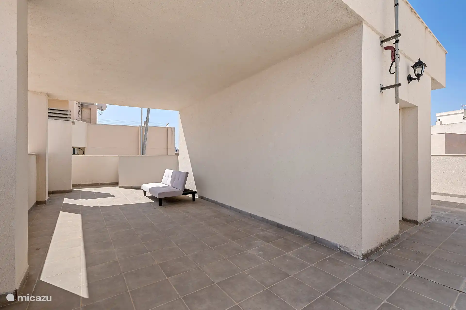 Gäste können die Dachterrasse für Sonne oder Schatten nutzen