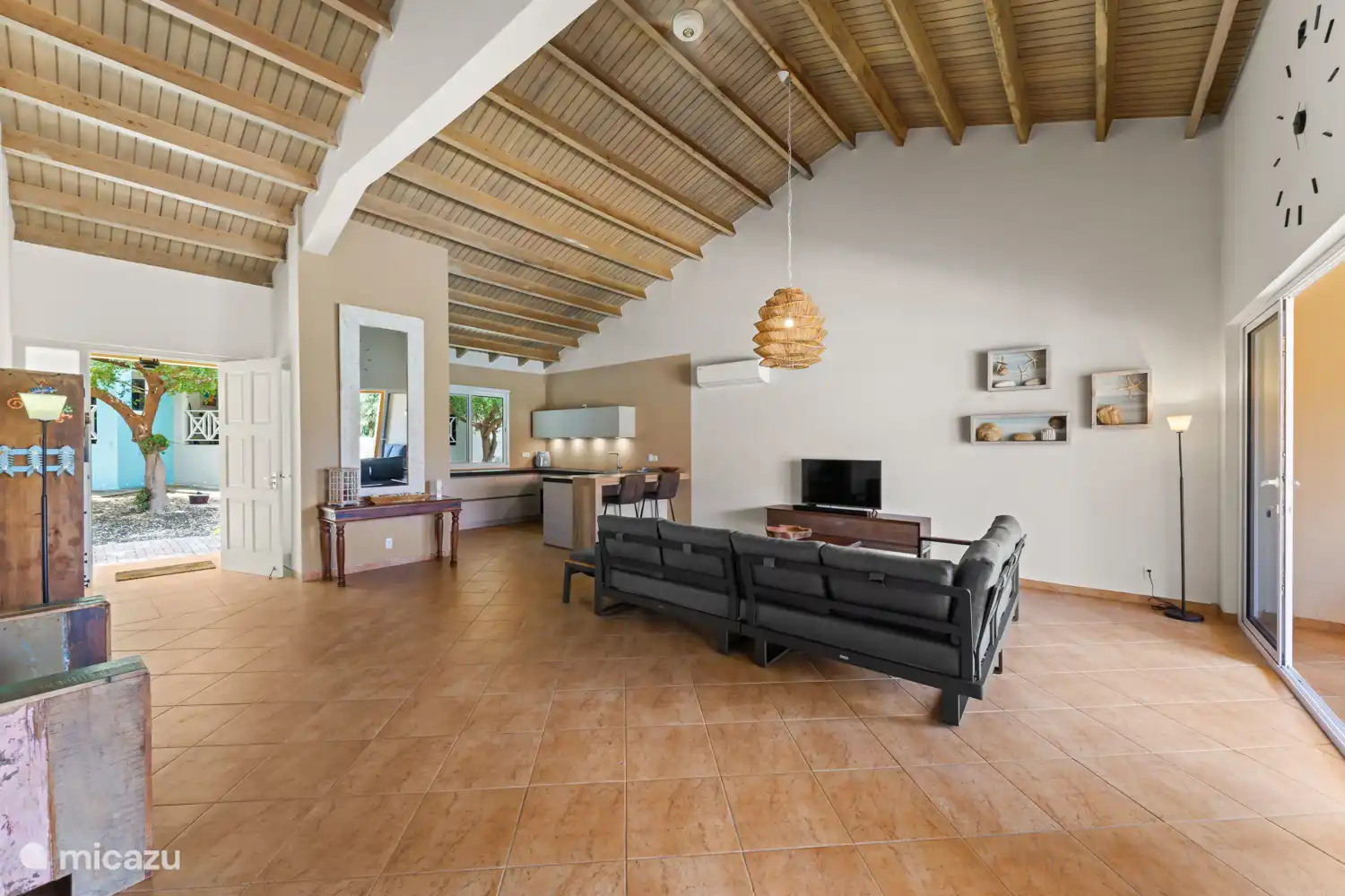 Salon spacieux et ouvert