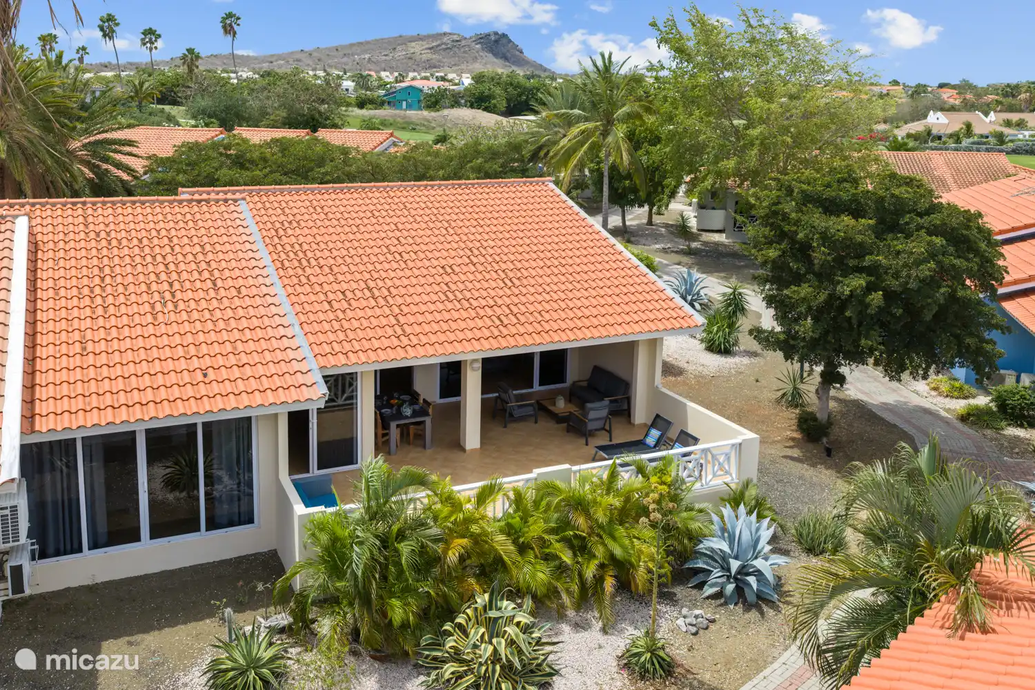 À l’arrière de la maison