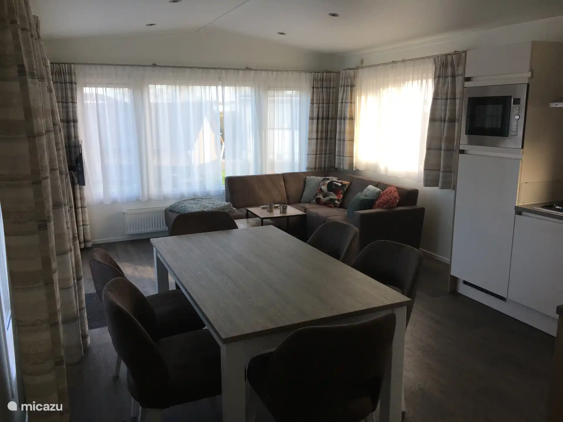 Salon, canapé, table à manger et cuisine