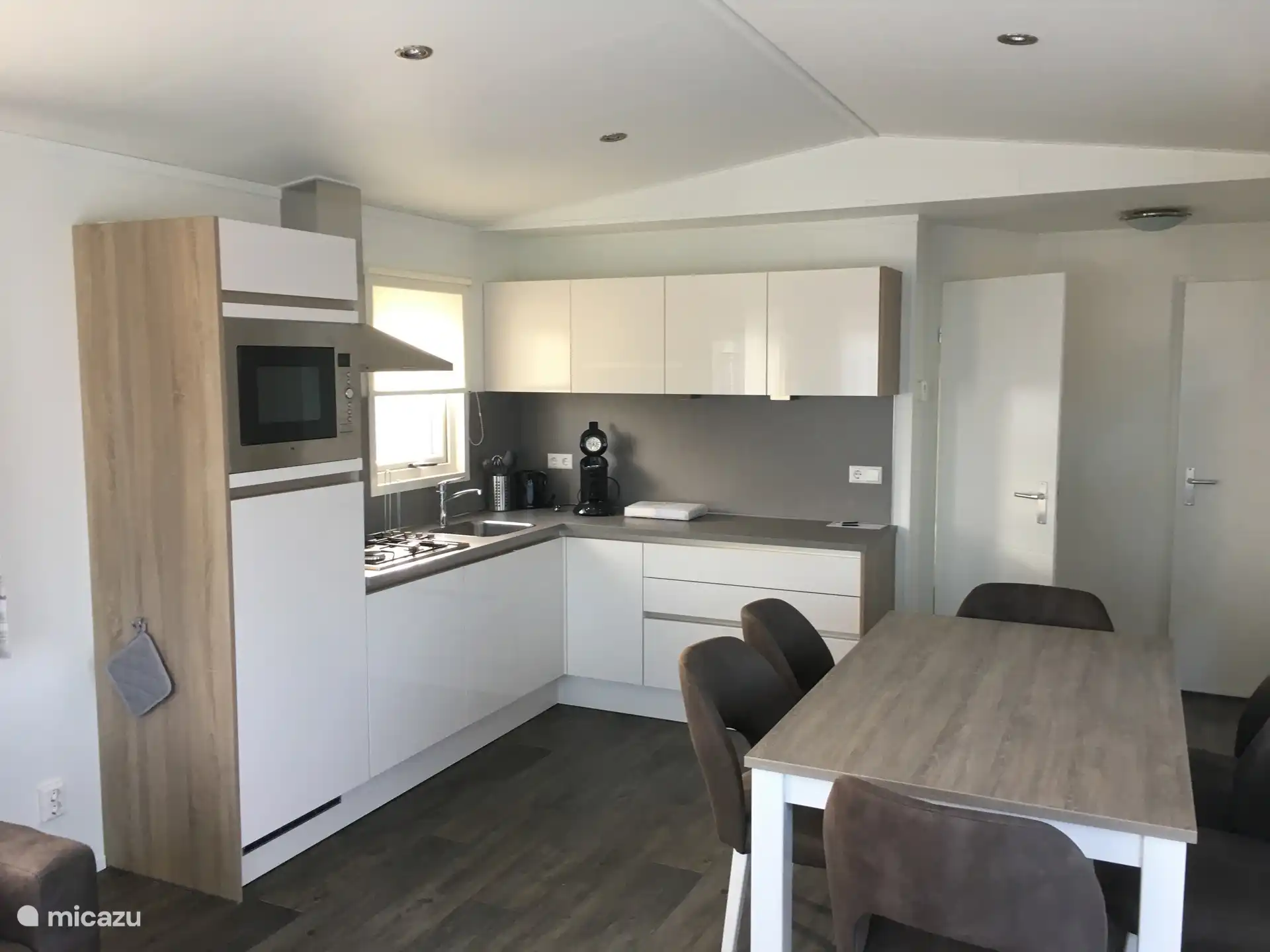 Table à manger et cuisine