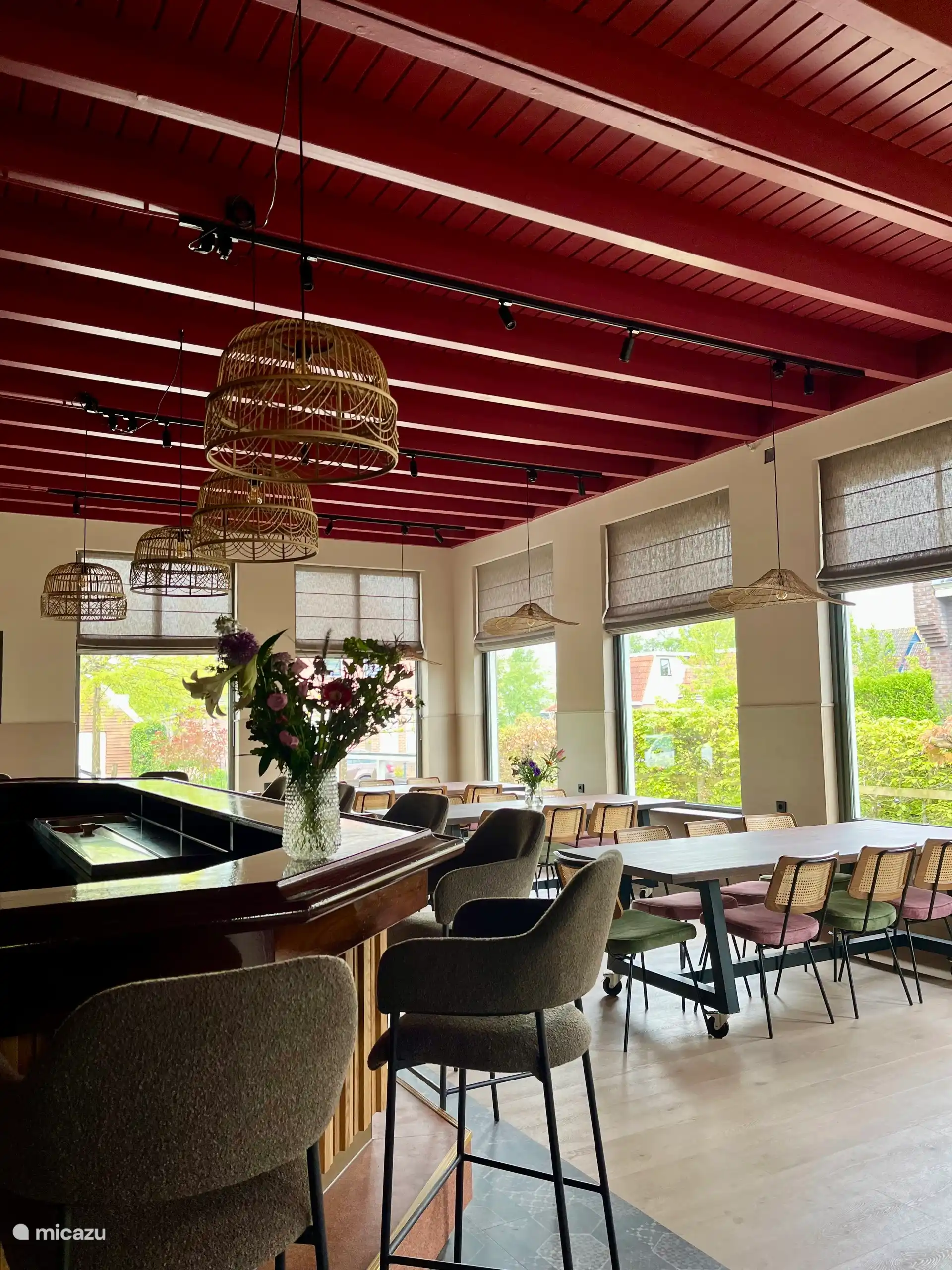 Zaal met bar