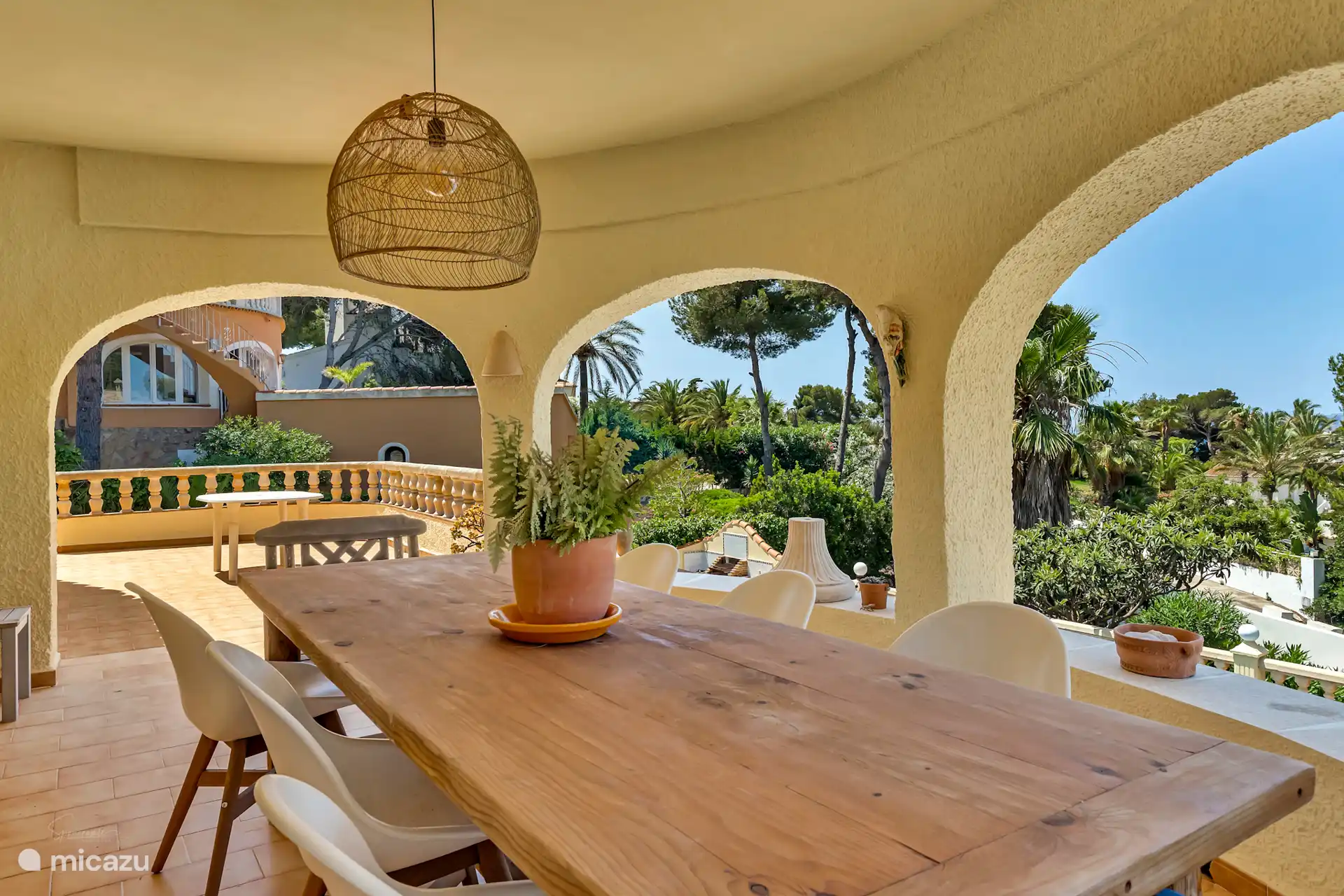 Zona de comedor en terraza