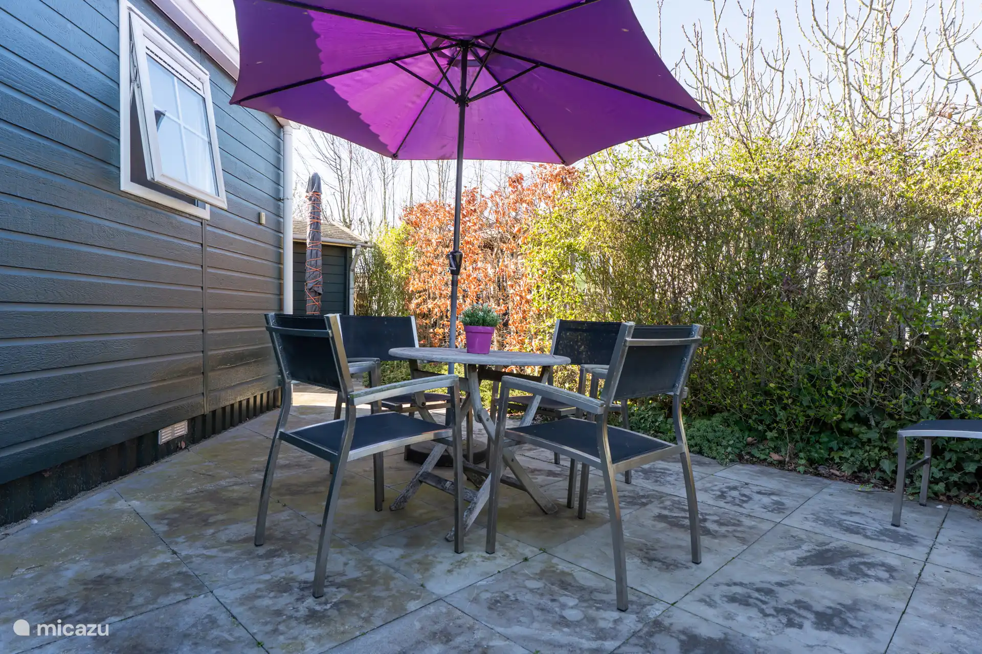 Garten mit Tisch und Stühlen