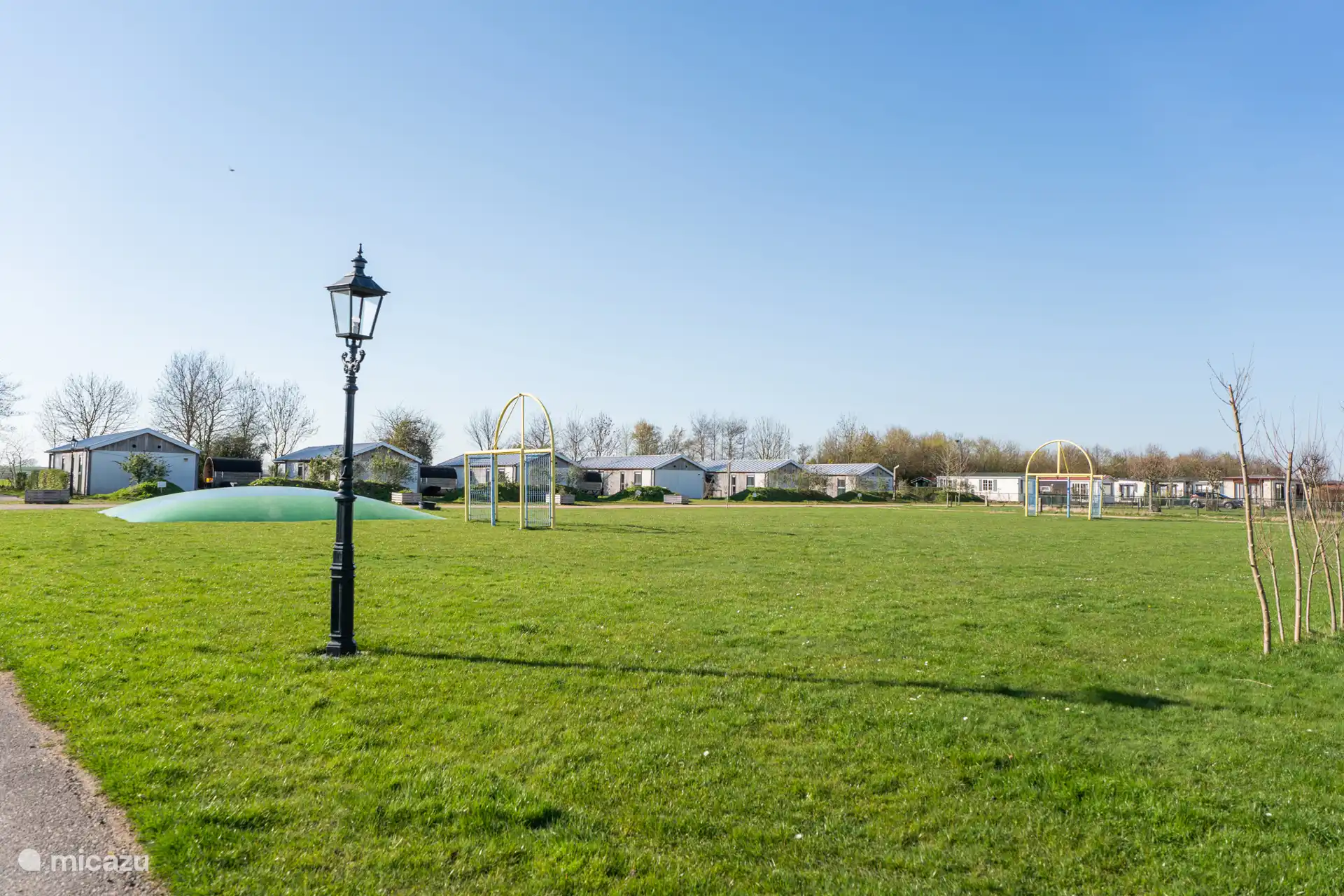 Hüpfburg und Fußballfeld im Chalet