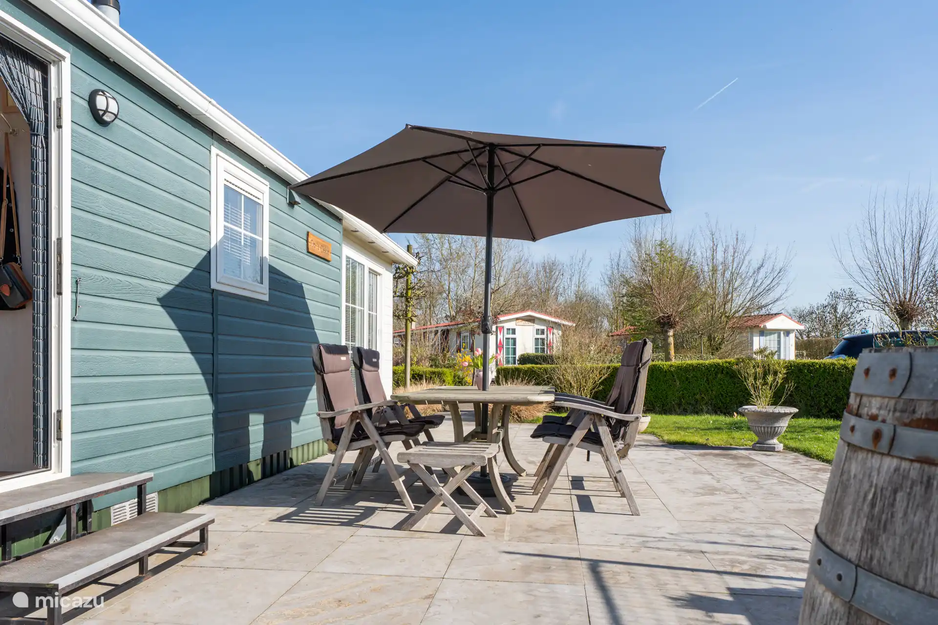 Garten mit Esstisch und Stühlen