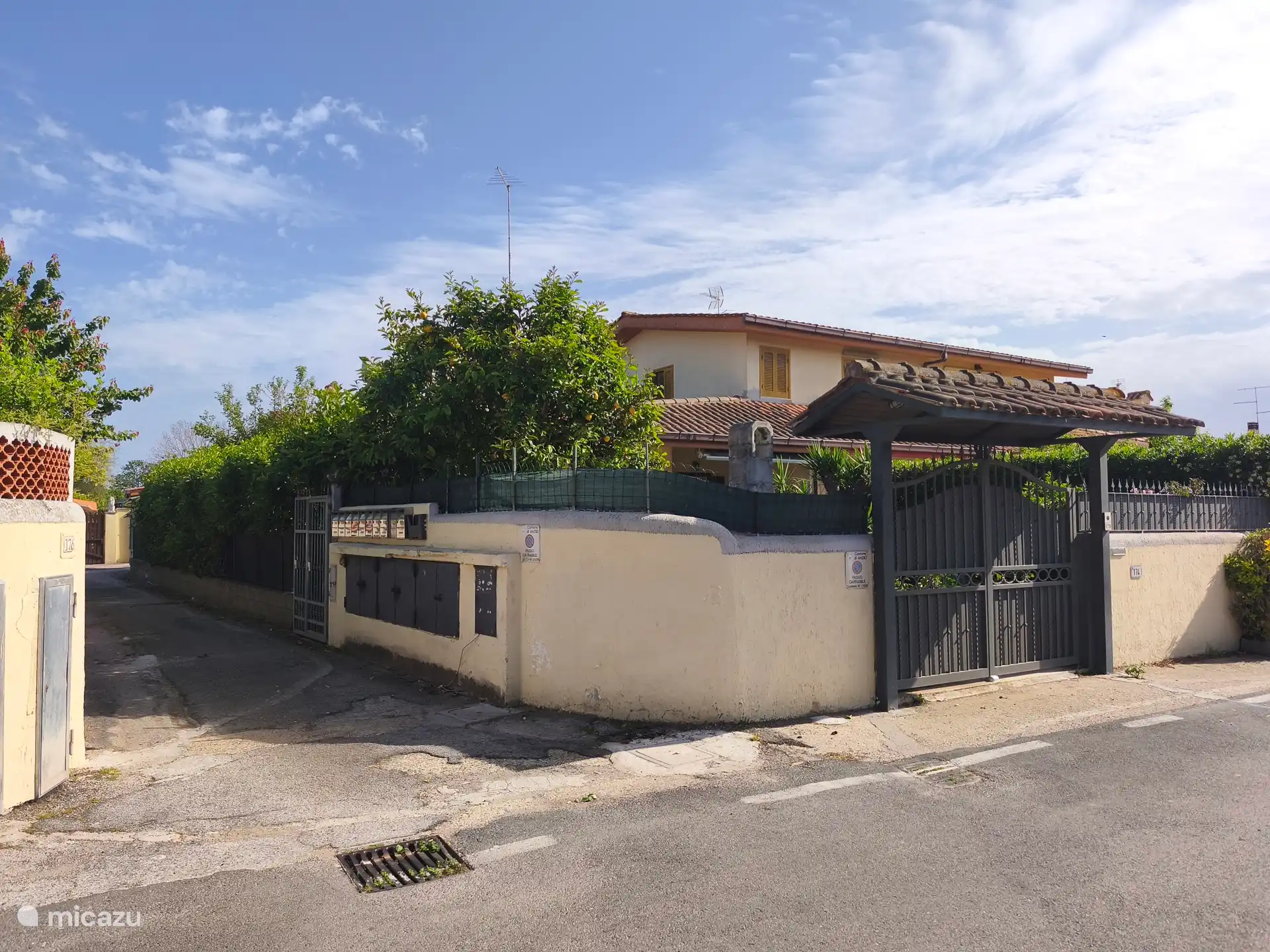 Huis volledig omheind (hoog 2 m)