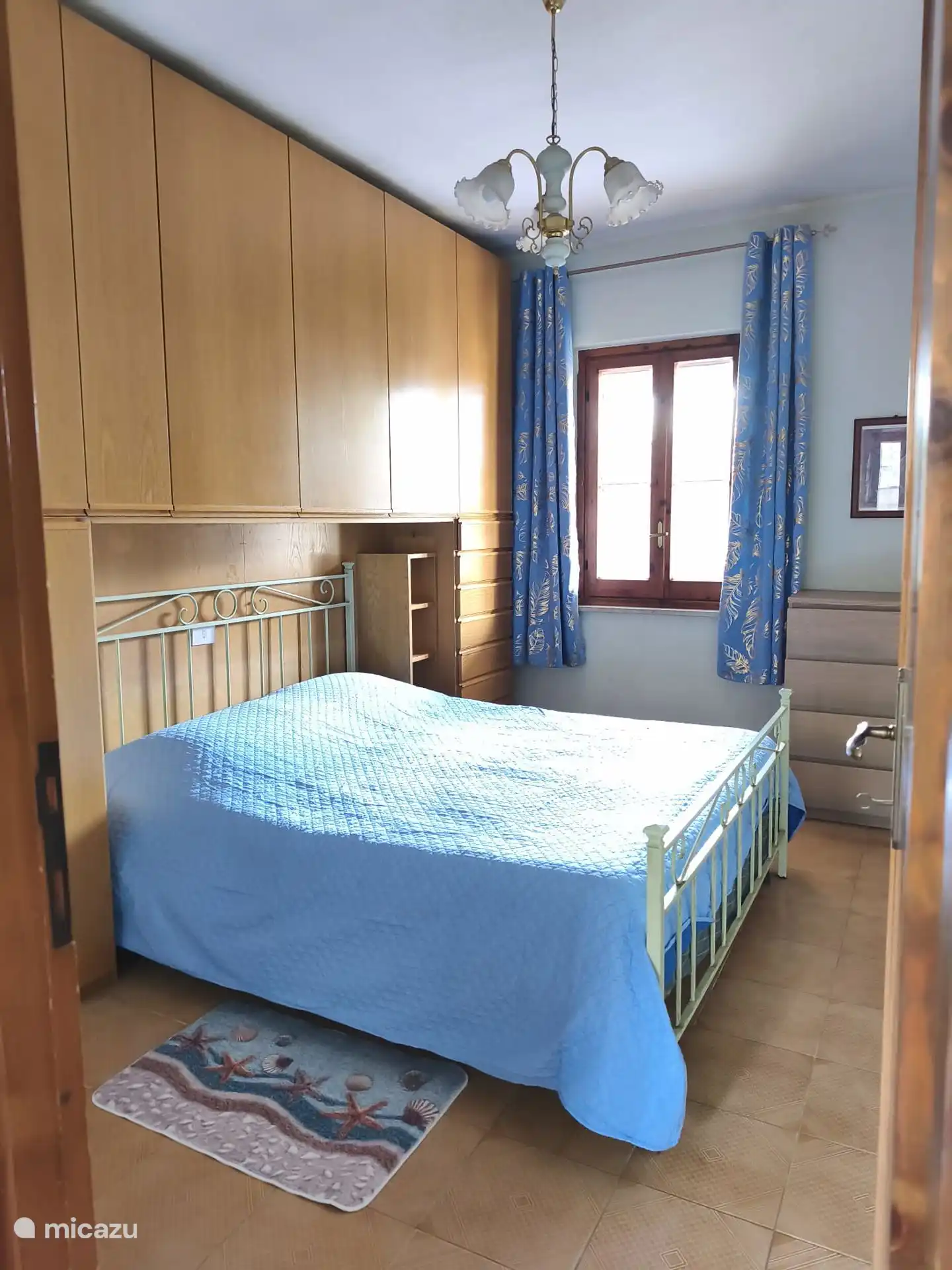 De slaapkamer is altijd koud met verduisteringsgordijnen
