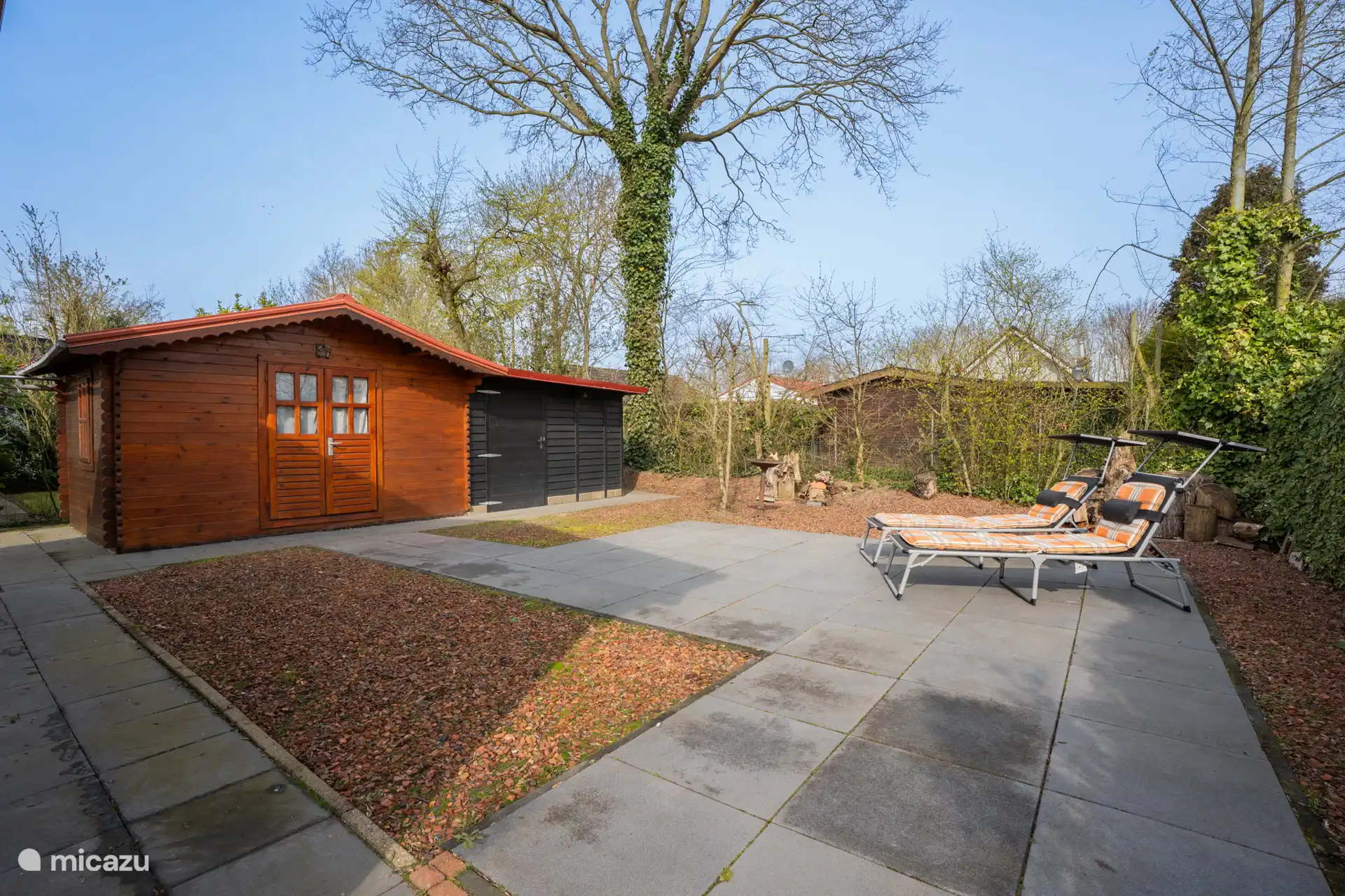 Garten mit Sonnenbeeten und Schuppen