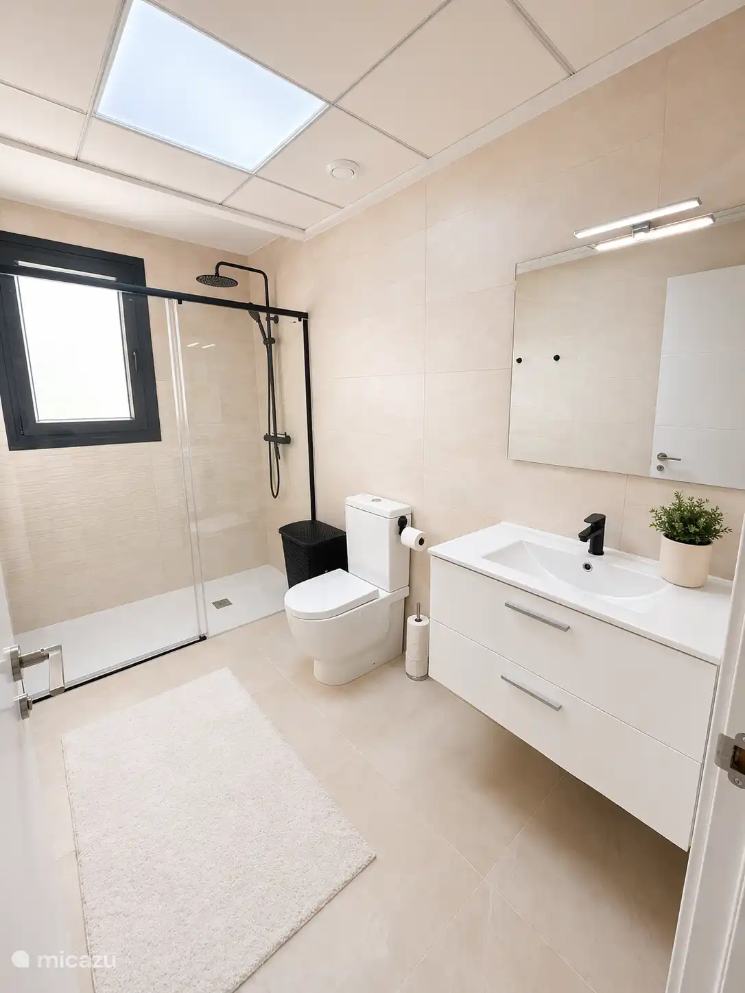 Ruime badkamer met inloopdouche