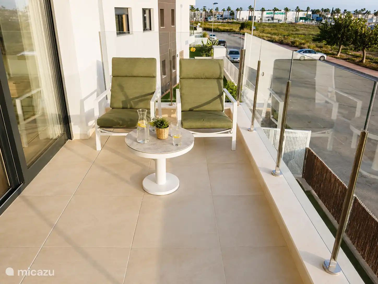 Ruim balkon met comfortabele stoelen
