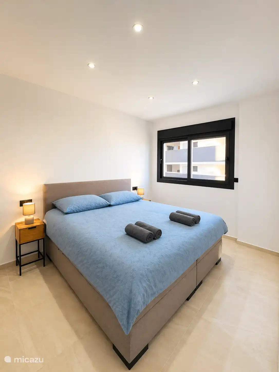 Slaapkamer met comfortabel tweepersoons bed
