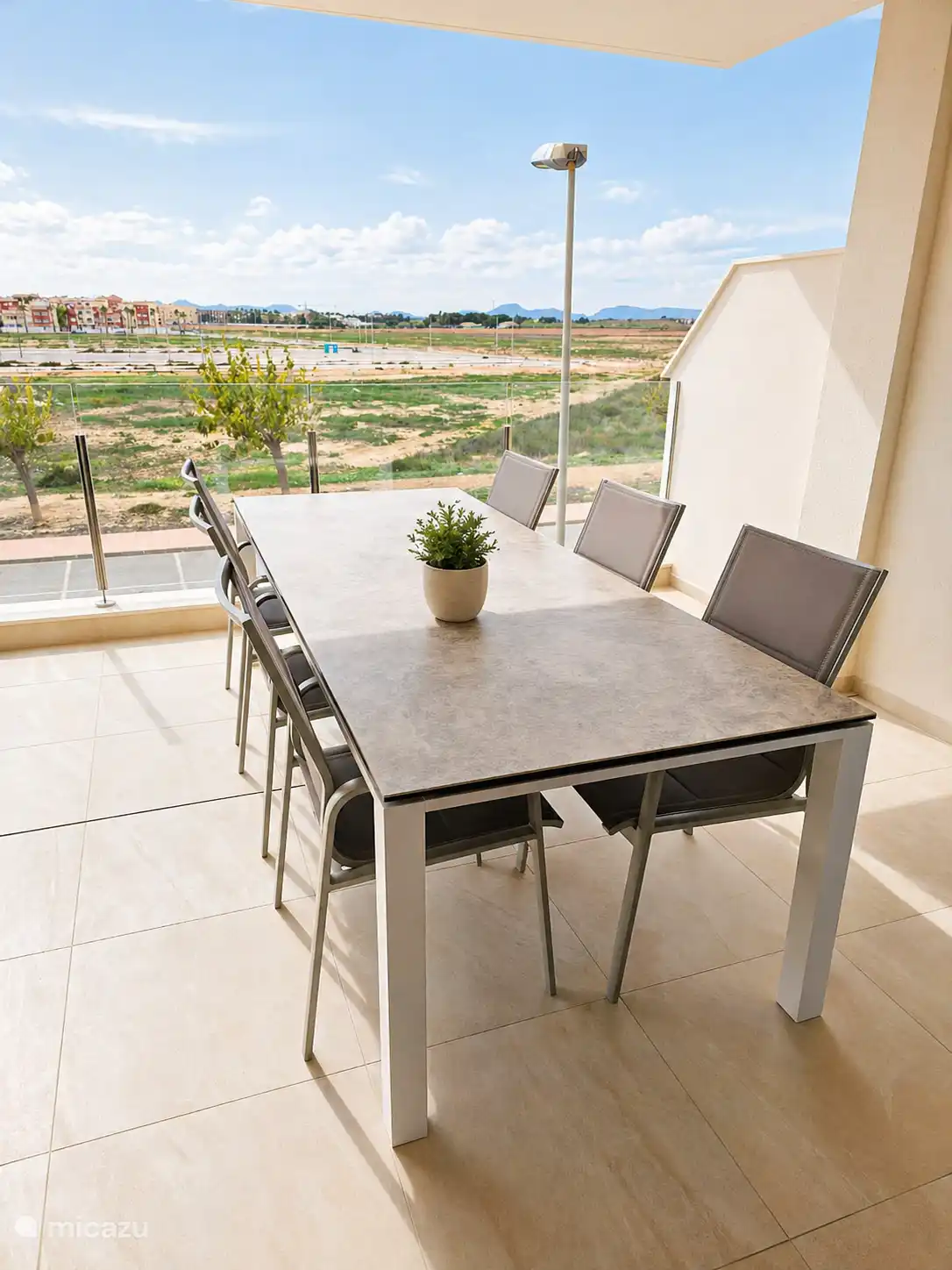Ruim balkon met comfortabele eettafel