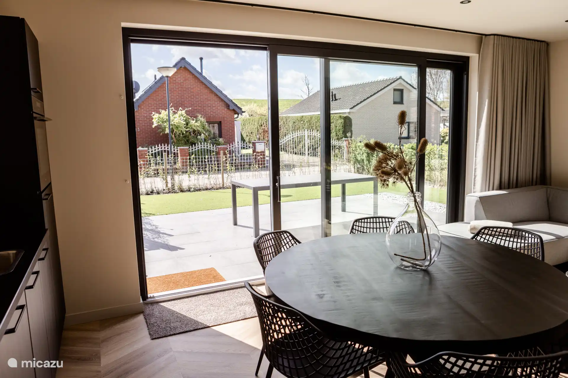 Salon, table à manger et jardin
