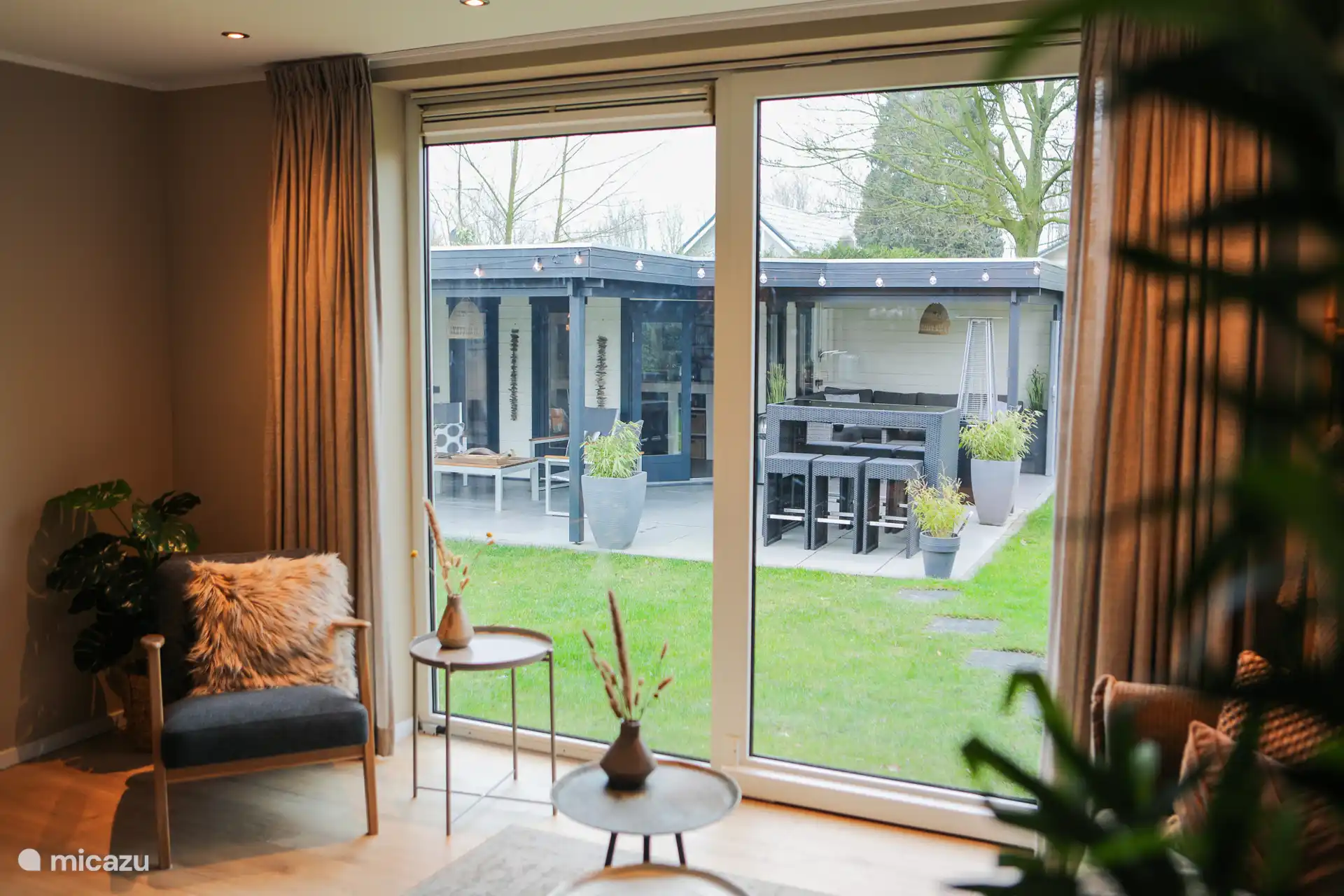 Tuin met groot tuinhuis