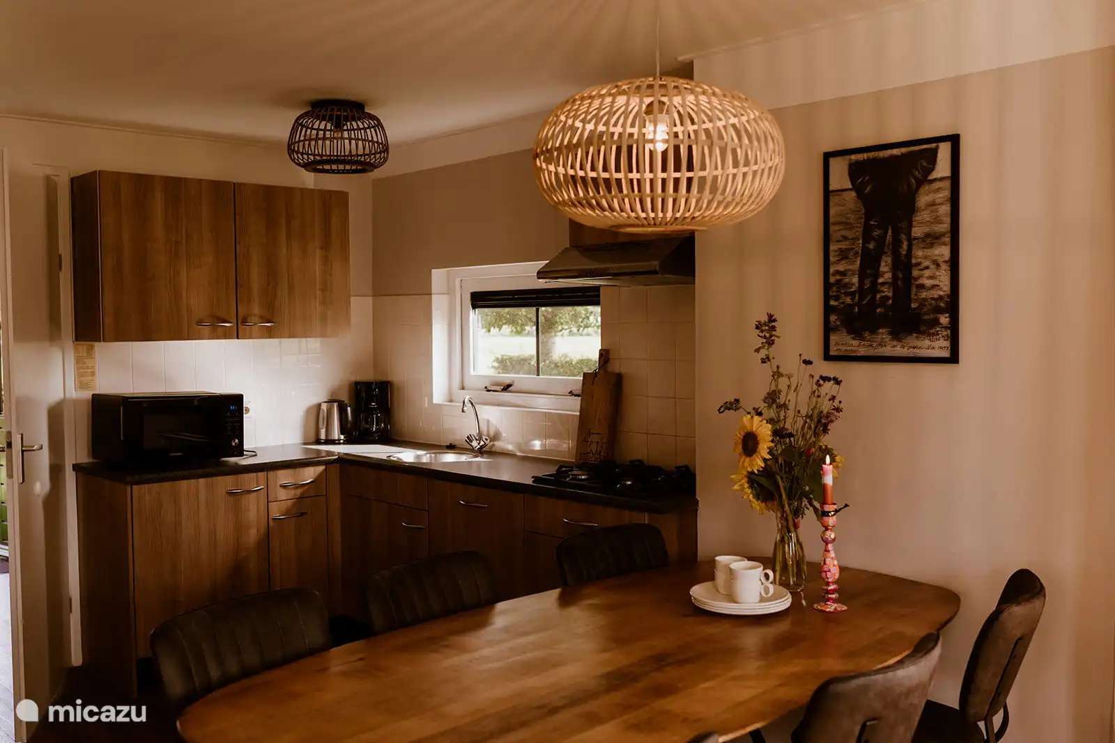 Eettafel en keuken