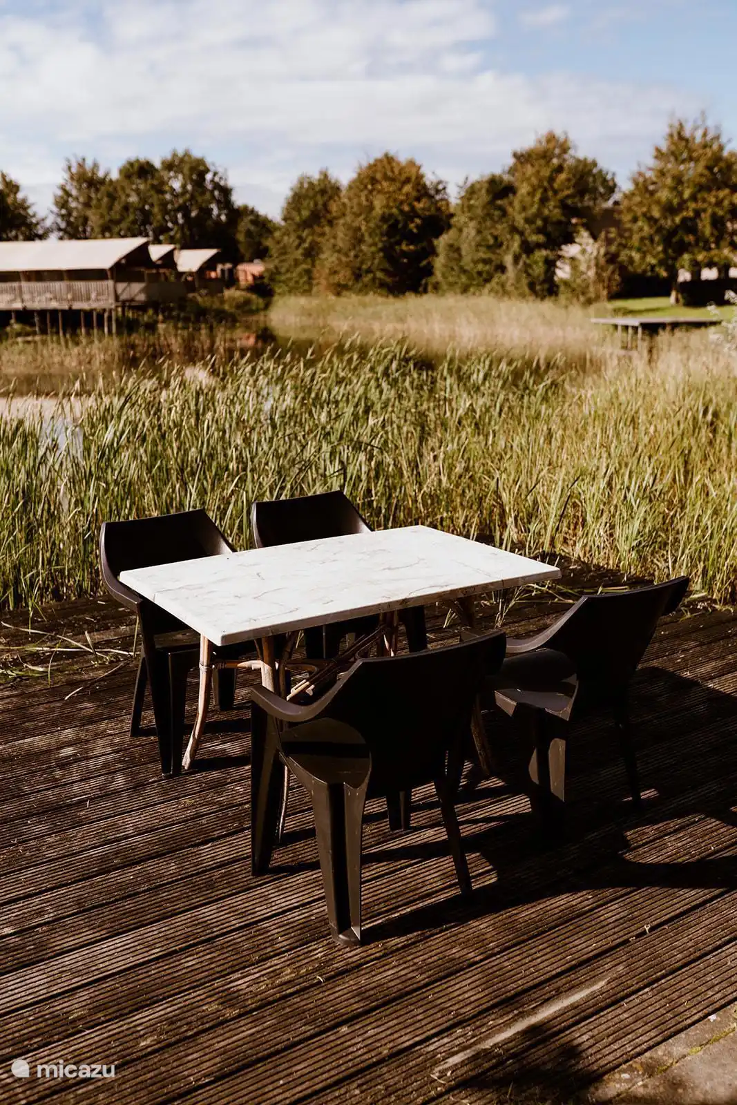 Terras aan het water