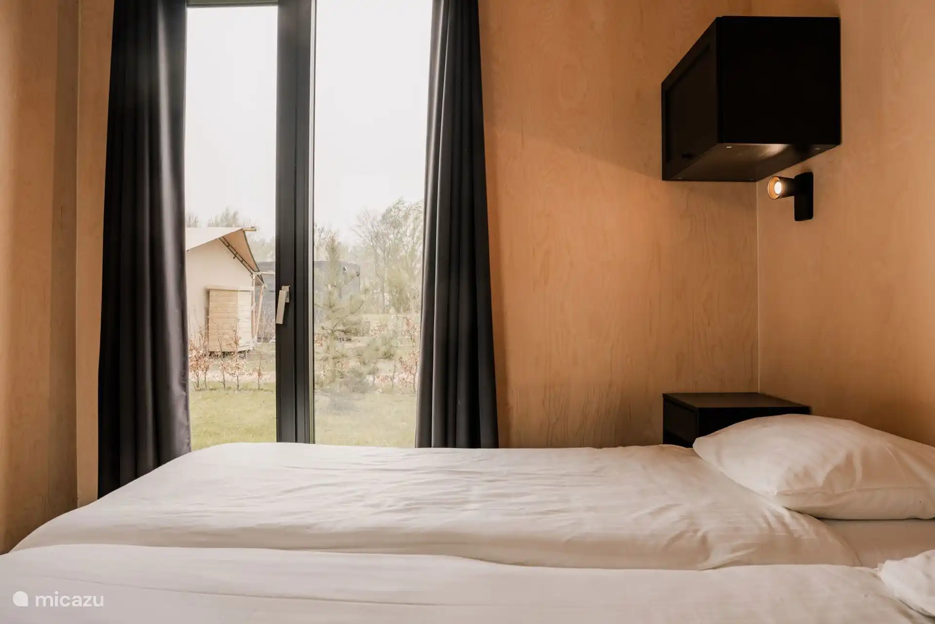 Slaapkamer met openslaande deuren