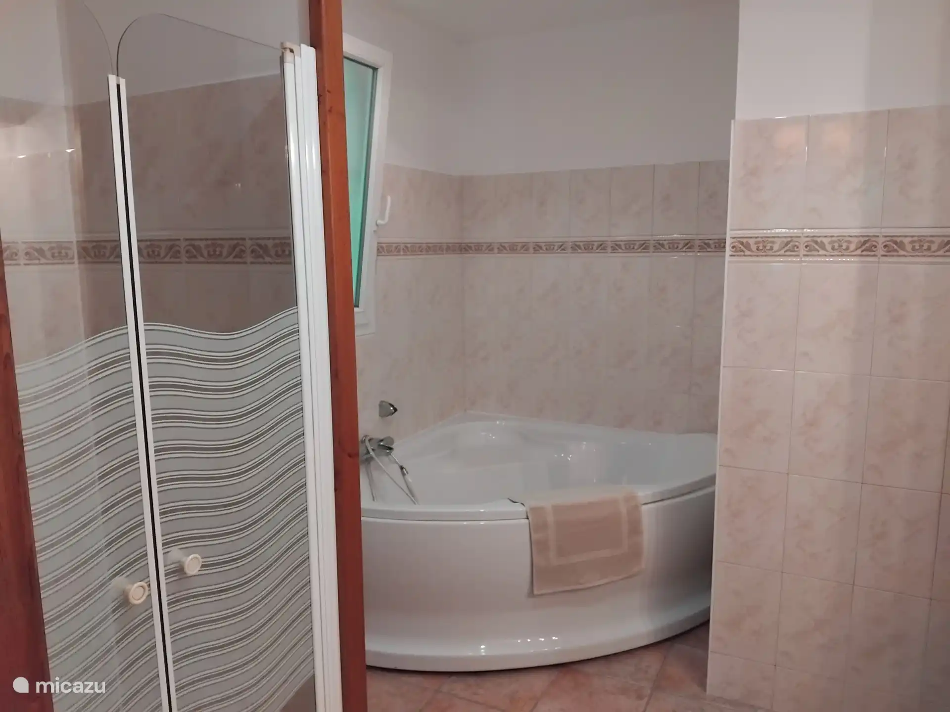 Ducha independiente con 2 puertas en el baño